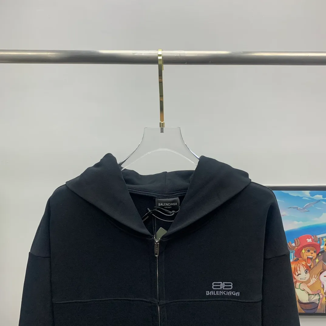 Balenciaga Balenciaga 23ss early autumn new style printed lock bb loose and versatile terry hooded zipper cardigan jacket. High quality. Made of 320g terry high-density pure cotton fabric. The upper body is soft and comfortable and does not pill. It is comparable to ordinary terry fabrics in the market. The chest uses imported environmentally friendly printing technology. All details are 1:1 quality. Complete three standards. Works in major foreign trade factories. Neat wiring and fine workmanship. Official website purchasing hot style recommendation🔥popular all over the Internet. Loose fit, versatile upper body, slimming, no body type selection, 1:1 customization at the counter‼ ️Same style for men and women, suitable for couples 💑Friends travel👭✅ Color: black white Size: M/L/XL P:470