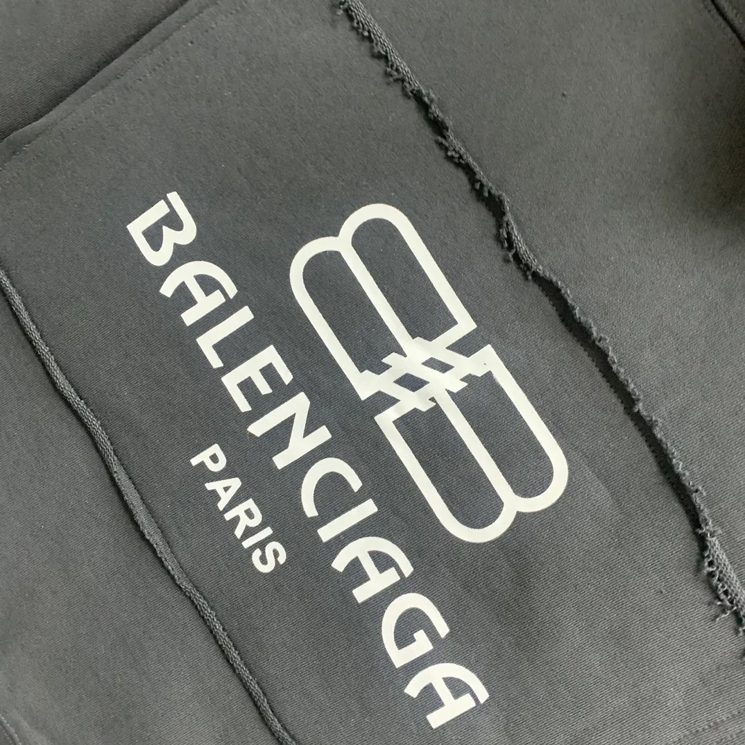 Balenciaga Balenciaga 23ss early autumn new style printed lock bb loose and versatile terry hooded zipper cardigan jacket. High quality. Made of 320g terry high-density pure cotton fabric. The upper body is soft and comfortable and does not pill. It is comparable to ordinary terry fabrics in the market. The chest uses imported environmentally friendly printing technology. All details are 1:1 quality. Complete three standards. Works in major foreign trade factories. Neat wiring and fine workmanship. Official website purchasing hot style recommendation🔥popular all over the Internet. Loose fit, versatile upper body, slimming, no body type selection, 1:1 customization at the counter‼ ️Same style for men and women, suitable for couples 💑Friends travel👭✅ Color: black white Size: M/L/XL P:470