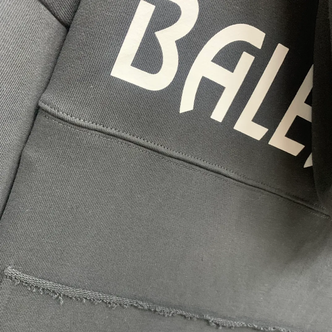 Balenciaga Balenciaga 23ss early autumn new style printed lock bb loose and versatile terry hooded zipper cardigan jacket. High quality. Made of 320g terry high-density pure cotton fabric. The upper body is soft and comfortable and does not pill. It is comparable to ordinary terry fabrics in the market. The chest uses imported environmentally friendly printing technology. All details are 1:1 quality. Complete three standards. Works in major foreign trade factories. Neat wiring and fine workmanship. Official website purchasing hot style recommendation🔥popular all over the Internet. Loose fit, versatile upper body, slimming, no body type selection, 1:1 customization at the counter‼ ️Same style for men and women, suitable for couples 💑Friends travel👭✅ Color: black white Size: M/L/XL P:470