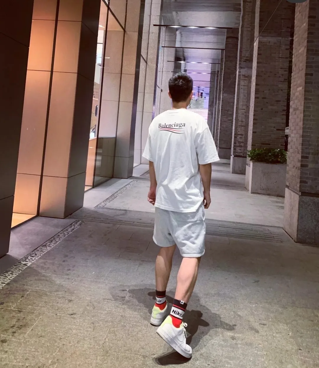 ♻️💯Refer to the model picture for the upper body❤️【Top tested version】Balenciaga Classic Loose Unisex Pure Cotton Short Sleeves. Customized fabrics and printed accessories details are reproduced one to one. It is made of 280g cotton fabric with 32 count fine double cotton yarn plain weave, and the fabric surface is treated with dust-free woolen craftsmanship. The shoulder and chain seams are made of 0.8cm bundled strips inside, and the double chain stitching on the machine side is made of pure cotton. Here is an explanation of why I am dozens of yuan more expensive than others: 1. Each model is produced by the company. The detailed workmanship and fabrics are consistent with the genuine ones. There is no color difference between the ones at the counters. Guaranteed no color difference. Replicas are not scary. Whoever is fake is embarrassed. It’s not shameful to make a replica, it’s shameful if you can’t buy the correct version if you make a replica. All of my series can be found in all major places and will be absolutely stunning!  2. The fabric is made of 280g Paris-specific double yarn. No one can make better fabrics than mine. There is really no way to compare with the ordinary version on the market. Respect it. It is authentic and costs thousands of dollars. Don’t go for the quality of street stalls. 3. The workmanship has been restored in all aspects. The packaging has been restored in all aspects. 4. I guarantee here that this is the highest quality you can find. Size: XS-L Color: White P:240