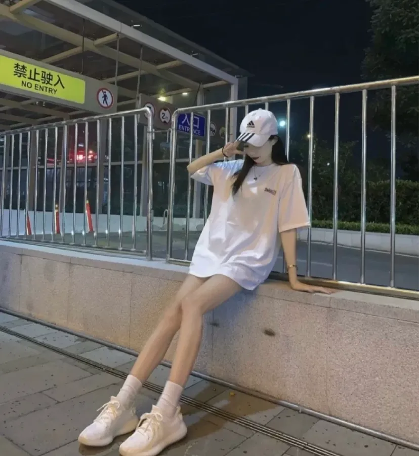 ♻️💯Refer to the model picture for the upper body❤️【Top tested version】Balenciaga Classic Loose Unisex Pure Cotton Short Sleeves. Customized fabrics and printed accessories details are reproduced one to one. It is made of 280g cotton fabric with 32 count fine double cotton yarn plain weave, and the fabric surface is treated with dust-free woolen craftsmanship. The shoulder and chain seams are made of 0.8cm bundled strips inside, and the double chain stitching on the machine side is made of pure cotton. Here is an explanation of why I am dozens of yuan more expensive than others: 1. Each model is produced by the company. The detailed workmanship and fabrics are consistent with the genuine ones. There is no color difference between the ones at the counters. Guaranteed no color difference. Replicas are not scary. Whoever is fake is embarrassed. It’s not shameful to make a replica, it’s shameful if you can’t buy the correct version if you make a replica. All of my series can be found in all major places and will be absolutely stunning!  2. The fabric is made of 280g Paris-specific double yarn. No one can make better fabrics than mine. There is really no way to compare with the ordinary version on the market. Respect it. It is authentic and costs thousands of dollars. Don’t go for the quality of street stalls. 3. The workmanship has been restored in all aspects. The packaging has been restored in all aspects. 4. I guarantee here that this is the highest quality you can find. Size: XS-L Color: White P:240