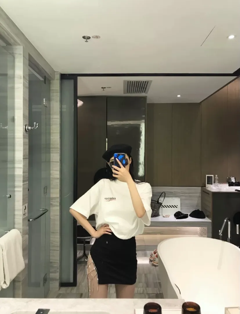 ♻️💯Refer to the model picture for the upper body❤️【Top tested version】Balenciaga Classic Loose Unisex Pure Cotton Short Sleeves. Customized fabrics and printed accessories details are reproduced one to one. It is made of 280g cotton fabric with 32 count fine double cotton yarn plain weave, and the fabric surface is treated with dust-free woolen craftsmanship. The shoulder and chain seams are made of 0.8cm bundled strips inside, and the double chain stitching on the machine side is made of pure cotton. Here is an explanation of why I am dozens of yuan more expensive than others: 1. Each model is produced by the company. The detailed workmanship and fabrics are consistent with the genuine ones. There is no color difference between the ones at the counters. Guaranteed no color difference. Replicas are not scary. Whoever is fake is embarrassed. It’s not shameful to make a replica, it’s shameful if you can’t buy the correct version if you make a replica. All of my series can be found in all major places and will be absolutely stunning!  2. The fabric is made of 280g Paris-specific double yarn. No one can make better fabrics than mine. There is really no way to compare with the ordinary version on the market. Respect it. It is authentic and costs thousands of dollars. Don’t go for the quality of street stalls. 3. The workmanship has been restored in all aspects. The packaging has been restored in all aspects. 4. I guarantee here that this is the highest quality you can find. Size: XS-L Color: White P:240