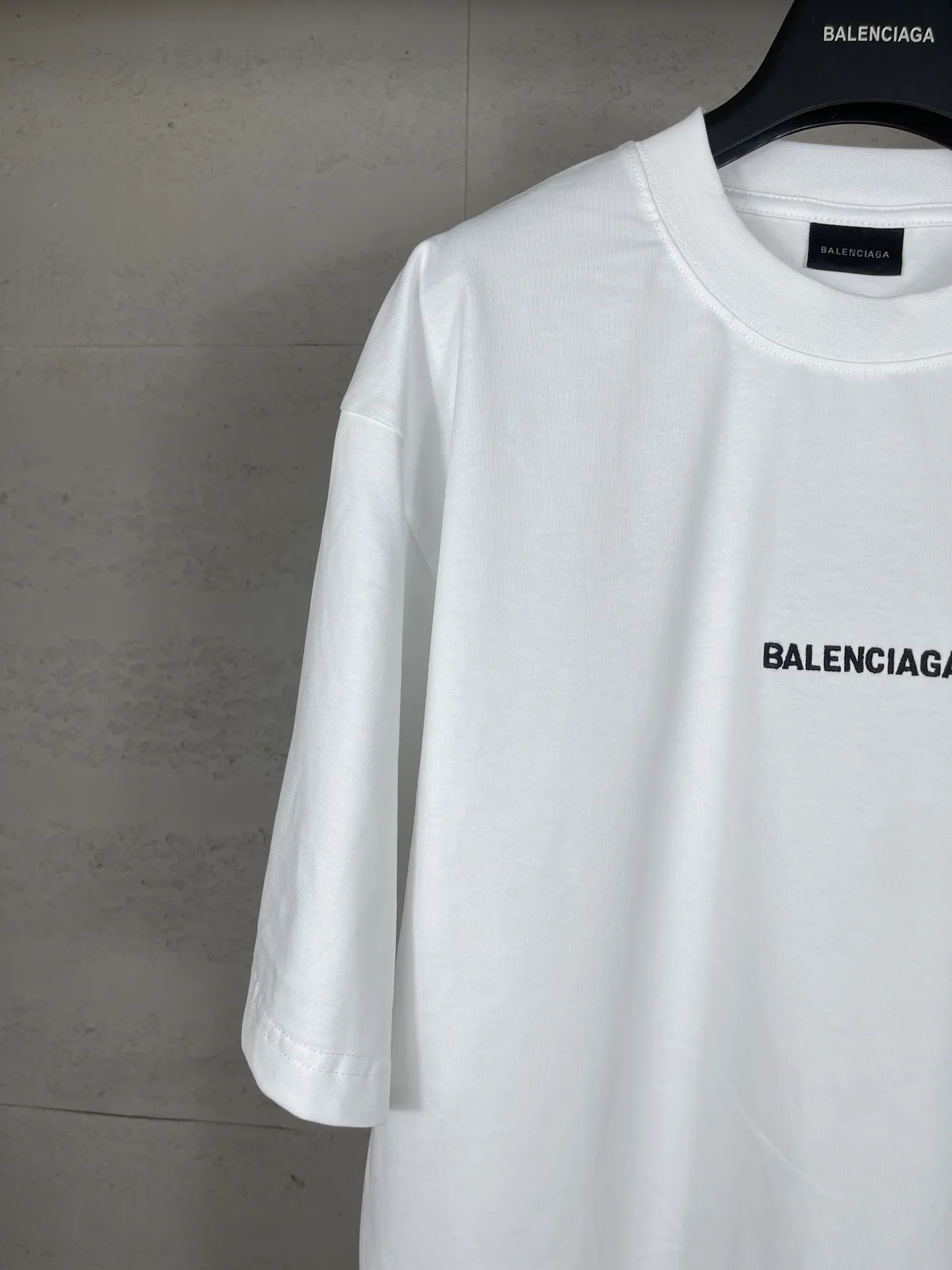 🅿️166 real photos [Top version. Official website quality] BALENCI*GA/Paris #Classic style. Classic letter embroidered short-sleeved T-shirt on the front and back #2023 spring and summer brick cabinet synchronization.                       The fabric is made of Paris ZP custom-woven and dyed cotton double yarn, weighing 260 grams. The cloth surface is clean. The cloth pattern is clear, soft and comfortable. The threads are dyed with no color difference. The classic letters are embroidered with an imported embroidery machine. The letters are clear and the effect is three-dimensional, restoring the brick cabinet. The version adopts the OS loose shoulder style. Same style for men and women. Coding: BL223006 Color: smoke gray, purple, light green, peacock blue, black, rice coffee, gray green, white Size: XS S M L