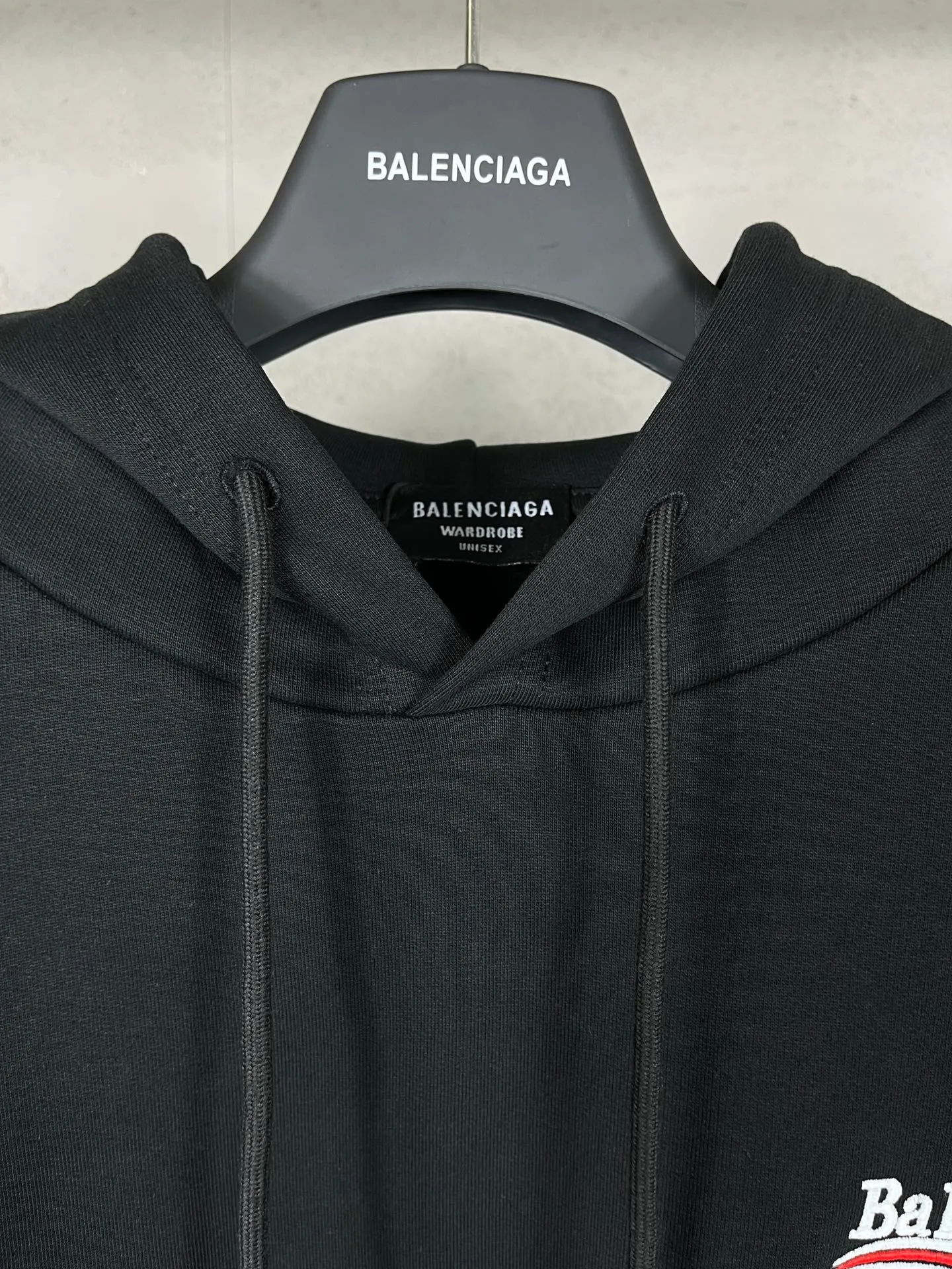 🅿️296 Actual pictures [Top version. Official website quality] BALENCI*GA/Paris. Classic model, #COLA EMBODIMENT HOODED LONG SLEEVE Sweatshirt# The fabric is made of Paris ZP custom-woven and dyed cotton terry sweatshirt, with a weight of 450 grams. The cloth surface is clean. The cloth pattern is clear, soft and comfortable. The threads are dyed with no color difference. The classic letter LOGO pattern is embroidered with an imported Tajima embroidery machine. The letters are clear and have a strong three-dimensional effect. Restored brick cabinets. Welcome to compare. The version adopts OS loose shoulder version. Same style for men and women. Code: BL238035 Color: black, white, cement white, dark gray Size: XS S M L