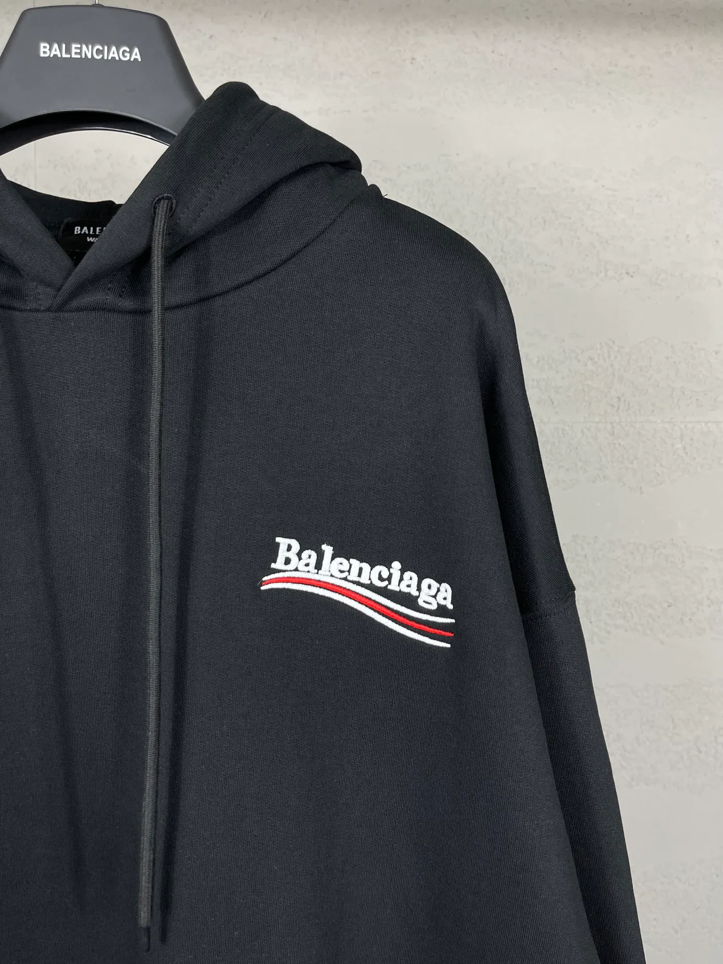 🅿️296 Actual pictures [Top version. Official website quality] BALENCI*GA/Paris. Classic model, #COLA EMBODIMENT HOODED LONG SLEEVE Sweatshirt# The fabric is made of Paris ZP custom-woven and dyed cotton terry sweatshirt, with a weight of 450 grams. The cloth surface is clean. The cloth pattern is clear, soft and comfortable. The threads are dyed with no color difference. The classic letter LOGO pattern is embroidered with an imported Tajima embroidery machine. The letters are clear and have a strong three-dimensional effect. Restored brick cabinets. Welcome to compare. The version adopts OS loose shoulder version. Same style for men and women. Code: BL238035 Color: black, white, cement white, dark gray Size: XS S M L