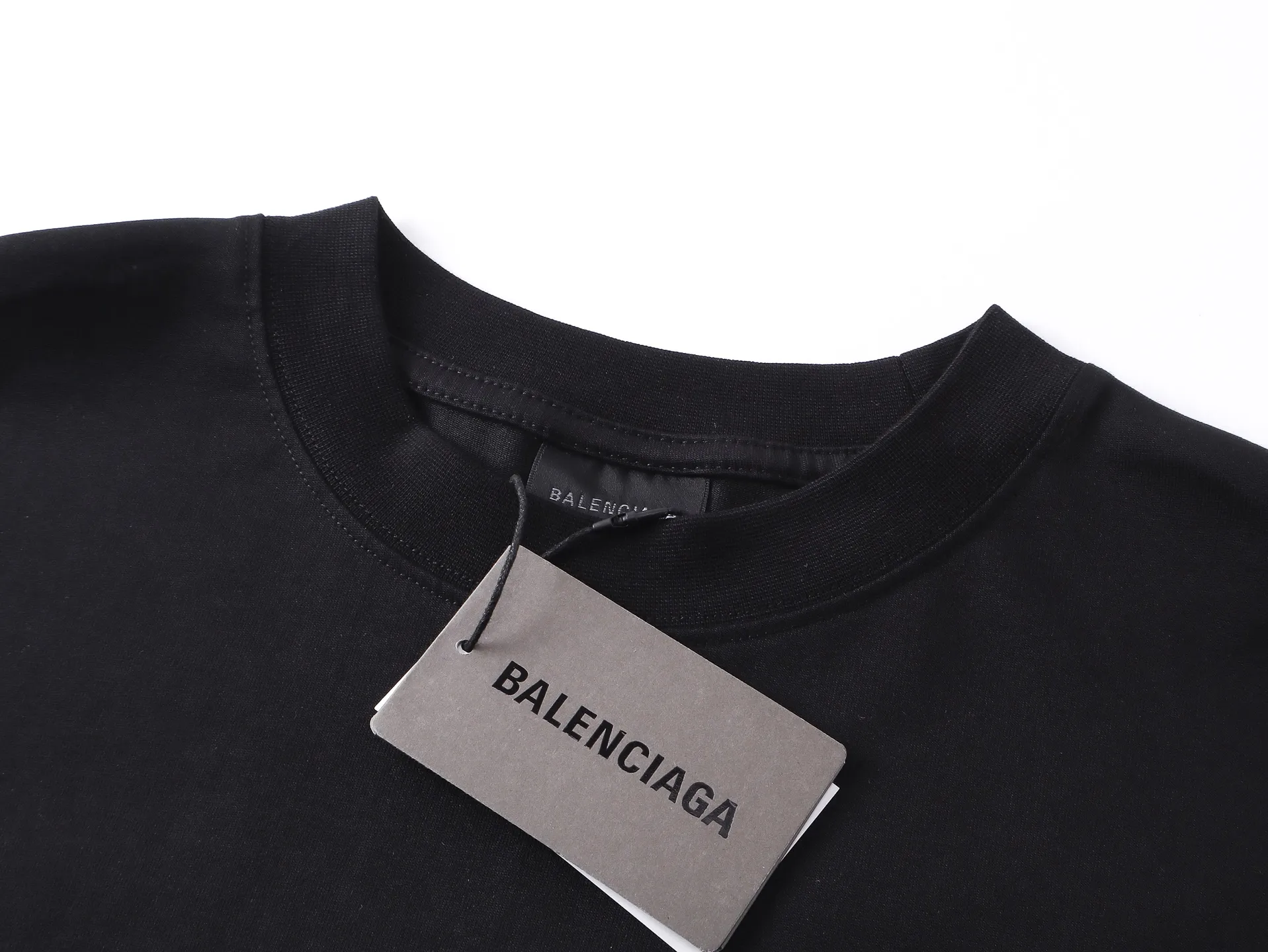 🅿️230 real photos [Top version. Official website quality] BALENCI*GA/Paris #2025 new style long-sleeved T-shirt with embroidered front and rear letter LOGO tape, full of design. Comparisons are welcome. The fabric is made of Paris ZP custom-woven and dyed cotton double yarn, weight 260 grams, clean cloth surface, clear cloth pattern, soft and comfortable. The threads are dyed with no color difference. The classic letter LOGO is embroidered with imported Tajima embroidery machine. The tape is stamped with imported transparent glue. The effect is three-dimensional. Restore the brick cabinet, adopt OS loose shoulder style. Same style for men and women. Code: BL255091 Color: Black Size: XS S M L