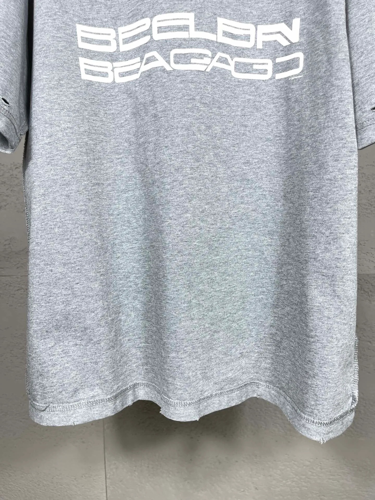 🅿️194 Real photos [Top version. Official website quality] BALENCI*GA/Paris AI GENERATED series new T-shirt #2024 new style. The reverse stitching design is full of sense. The front, back, left and right sleeves are printed with the new LOGO. The ready-made clothes are washed and worn. Notice! ️The original version of this style is made with reverse stitching. It is worn, washed and distressed. This is the normal practice in the Jubie market. The black and gray cuff prints are different. #2024 Spring and Summer Brick Cabinet Synchronization Welcome to compare. The fabric is made of Paris ZP custom-woven and dyed cotton double yarn, with a weight of 260 grams. The cloth surface is clean. The cloth pattern is clear, soft and comfortable. The threads are dyed with no color difference. The classic letter LOGO is printed with imported environmentally friendly glue. The letters are clear and the effect is three-dimensional. Restore the brick cabinet, adopt OS loose shoulder style. Same style for men and women. Code: BL223335 Color: black, light gray, white. Size: XS to L