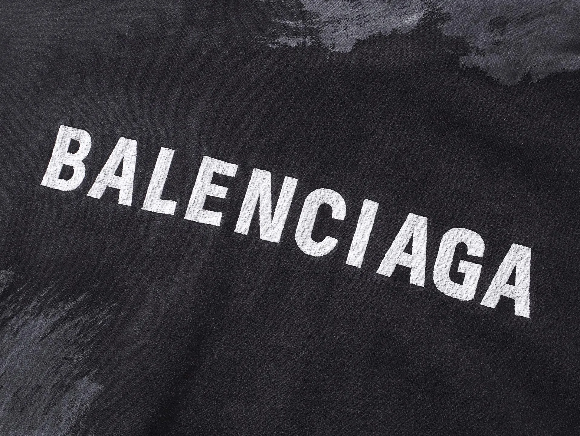 🅿️400 Actual pictures [Top version. Official website quality] BALENCI*GA/Paris #2025 new style. Front and back letter LOGO embroidery, hand-painted graffiti, washed and worn hooded sweatshirt, full of design. Welcome to compare. Notice! ️The fabric is made of authentic environmentally friendly dyes, custom-woven and dyed cotton sweatshirt. Weighing 460 grams, the cloth surface is clean. The cloth pattern is clear, soft and comfortable. The threads are dyed with no color difference. The classic letter LOGO is embroidered using imported Tajima embroidery machine. The garments are washed, distressed and hand-painted with graffiti. Extra heavy craftsmanship. . Restore the brick cabinet, adopt OS loose shoulder style. Same style for men and women. Code: BL259908 Color: black and gray Size: XS S M L