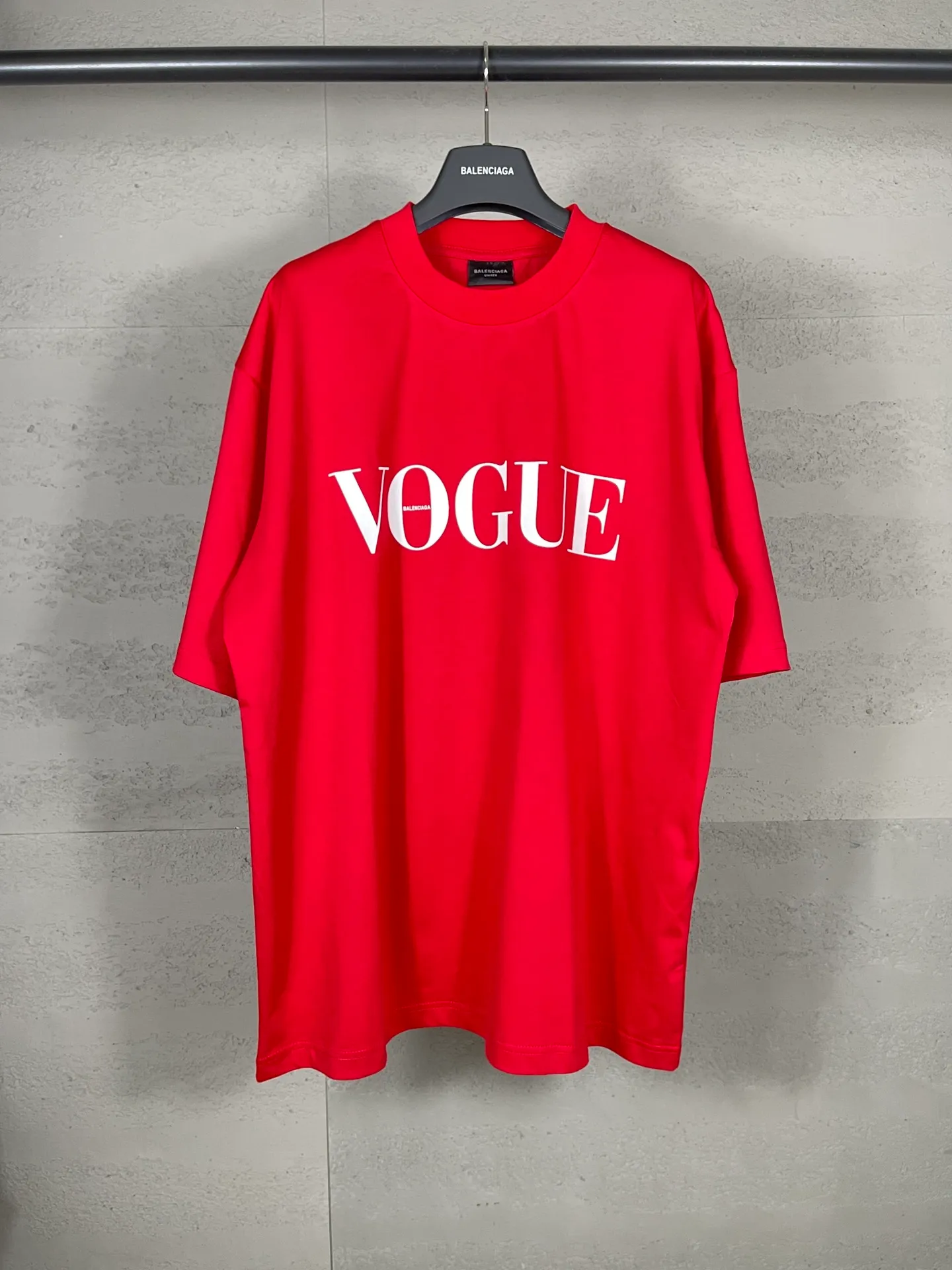 🅿️186 real shots [Top version. Official website quality] BALENCI*GA/Paris. SS24 new Balenciaga Vogue co-branded series. Front and rear LOGO direct-printed short-sleeved T-shirt. Brick cabinet synchronization. Genuine product developed at the first time, happy to print and compare! The fabric is made of Paris ZP custom-woven and dyed cotton double yarn. Weighing 260 grams, the cloth surface is clean. The cloth pattern is clear, soft and comfortable. The threads are dyed with no color difference. The printing is made of environmentally friendly imported materials with direct inkjet printing. The pattern letters are clear and the effect is three-dimensional. The version adopts OS loose shoulder style. Same style for men and women. Code: BL223399 Color: black, red, off-white Size: XS S M L
