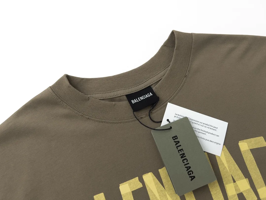 🅿️194 Detailed picture [Top version. Official website quality] BALENCI*GA/Paris. 23ss latest classic model. Tape pulp printing. Ready-to-wear washed and distressed short-sleeved T-shirt. Brick cabinet synchronization. The fabric is made of Paris ZP custom-woven and dyed 100% cotton double yarn compact cotton. The weight is 260 grams, the cloth surface is clean. The cloth pattern is clear, soft and comfortable, and the thread is dyed with no color difference. The classic pattern is printed with environmentally friendly imported materials, and the tape pattern is glued. The letters are clear and the effect is three-dimensional. Restored brick cabinet. The garments were washed and aged, and polished by many hands. Produced by ultra-heavy craftsmanship, the market currency is very different, welcome to compare.                                 Note⚠️ZP is made of iron gray garments that are washed and distressed. Pay attention to the big difference! Welcome to compare! The version adopts OS loose shoulder version. The same style for men and women. Code: BL223089 Color: iron gray, white, fluorescent green, gray blue, coffee color, fog blue, beige gray, burgundy, green, floral gray Size: XS S M L