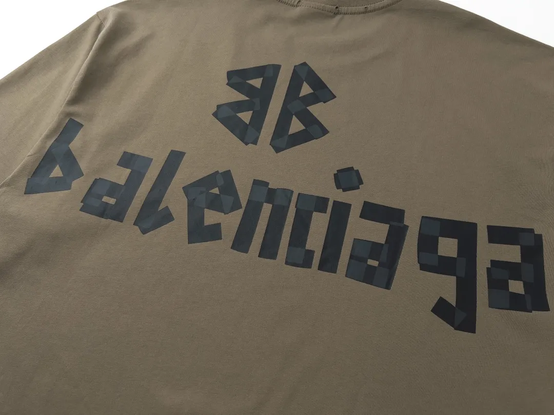 🅿️194 Detailed picture [Top version. Official website quality] BALENCI*GA/Paris. 23ss latest classic model. Tape pulp printing. Ready-to-wear washed and distressed short-sleeved T-shirt. Brick cabinet synchronization. The fabric is made of Paris ZP custom-woven and dyed 100% cotton double yarn compact cotton. The weight is 260 grams, the cloth surface is clean. The cloth pattern is clear, soft and comfortable, and the thread is dyed with no color difference. The classic pattern is printed with environmentally friendly imported materials, and the tape pattern is glued. The letters are clear and the effect is three-dimensional. Restored brick cabinet. The garments were washed and aged, and polished by many hands. Produced by ultra-heavy craftsmanship, the market currency is very different, welcome to compare.                                 Note⚠️ZP is made of iron gray garments that are washed and distressed. Pay attention to the big difference! Welcome to compare! The version adopts OS loose shoulder version. The same style for men and women. Code: BL223089 Color: iron gray, white, fluorescent green, gray blue, coffee color, fog blue, beige gray, burgundy, green, floral gray Size: XS S M L