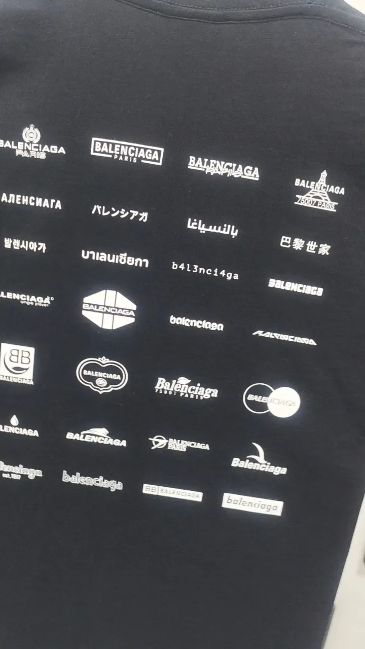 Real shot video on the back - the top version of Balenciaga BALENCIAGA is fully printed with LOGO slogans. The same style pure cotton loose short-sleeved T-shirt for male and female couples stars. Balenciaga was founded by Cristobal Balenciaga, a great genius designer known as the representative of the 20th century. For more than half a century since the brand was founded, Balenciaga has been famous in the fashion industry for its fashion and elegance. You can find any of your favorite logos on the front and back of this piece, Ness.  The front and rear printing uses low-coverage screen printing technology, and the glue is imported. The printing is very delicate, and the scratched out problems are very clear and there are no burrs. The fabric is made of 280g double-ply double-yarn pure cotton loose fabric, which is loose and breathable, has good drying effect, full drape and skin toning. Color: Black White Pink Size: XS-L P:240