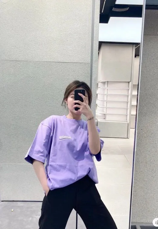 ♻️💯Upper body reference model picture❤️The top tested version of Balenciaga BALENCIAGA Cola Mailang embroidered printed short-sleeved T-shirts of the same style for male and female couples stars. Three colors are available, ensuring the same fabric as the original version, no color difference! Customized dyeing in a package! INS, Xiaohongshu’s popular style, classics that never fade away! The king of orders in Spain, the fried chicken is highly recommended! 32S 280g pure cotton double yarn fabric, comfortable and wide! Full of drape! The printing uses Tajima embroidery machine imported from Japan, which is known as the fighter among embroidery machines. The embroidery is meticulous, with no threads or skipped threads, the printing and embroidery are full and fine, and the letter spacing is consistent with ZP! Wearing it gives you full confidence and peace of mind! The labels and washes are all correct! On behalf of G at the same level! Consistent packaging at the counter!  Size: XS-L Color: Beige, taro purple, active gray, light hemp gray P:260