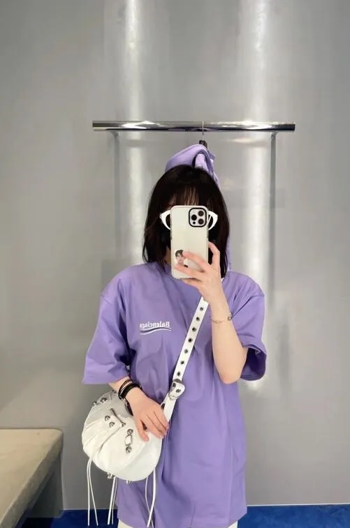 ♻️💯Upper body reference model picture❤️The top tested version of Balenciaga BALENCIAGA Cola Mailang embroidered printed short-sleeved T-shirts of the same style for male and female couples stars. Three colors are available, ensuring the same fabric as the original version, no color difference! Customized dyeing in a package! INS, Xiaohongshu’s popular style, classics that never fade away! The king of orders in Spain, the fried chicken is highly recommended! 32S 280g pure cotton double yarn fabric, comfortable and wide! Full of drape! The printing uses Tajima embroidery machine imported from Japan, which is known as the fighter among embroidery machines. The embroidery is meticulous, with no threads or skipped threads, the printing and embroidery are full and fine, and the letter spacing is consistent with ZP! Wearing it gives you full confidence and peace of mind! The labels and washes are all correct! On behalf of G at the same level! Consistent packaging at the counter!  Size: XS-L Color: Beige, taro purple, active gray, light hemp gray P:260