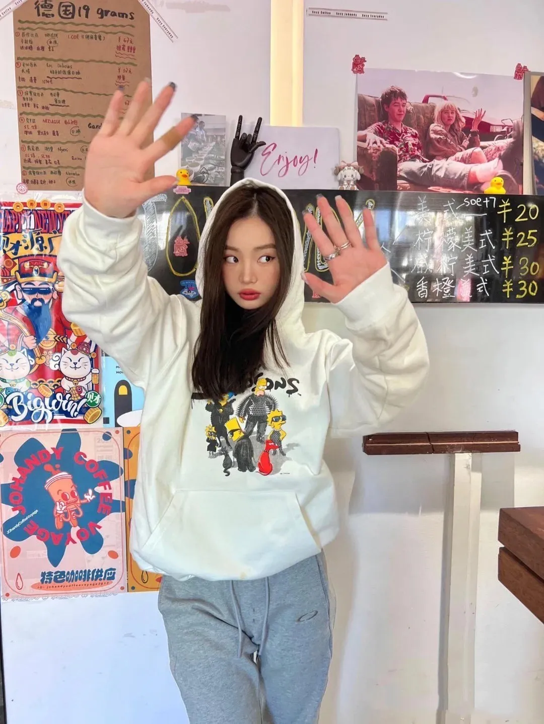 ♻️💯Upper body reference model picture❤️Spring and autumn top-notch proven version Balenciaga BALENCIAGA The Simpsons cartoon pattern explosion pattern pure cotton loose hoodie sweatshirt for men and women couples. The process uses Kornit printing cracking effect. The front panel printing glue bursting effect uses imported transparent slurry to scrape the bottom to make the printing bursting feel uniform. (PS: If this process is missing, the printing will easily fall off in large areas after cracking.) The embroidery at the hem uses a Tajima embroidery machine imported from Japan, which makes the size and spacing of the letters even, and the hollows of the letters will not be filled. Precise craftsmanship, full of details. The fabric is made of 520g crystal composite fleece cotton, brand new, washed, and labeled. Genuine products are consistent and synchronized, and coded authentic products are consistent and synchronized. Top tested version, accurate and flawless.  Color: White Size: XS-L P:520