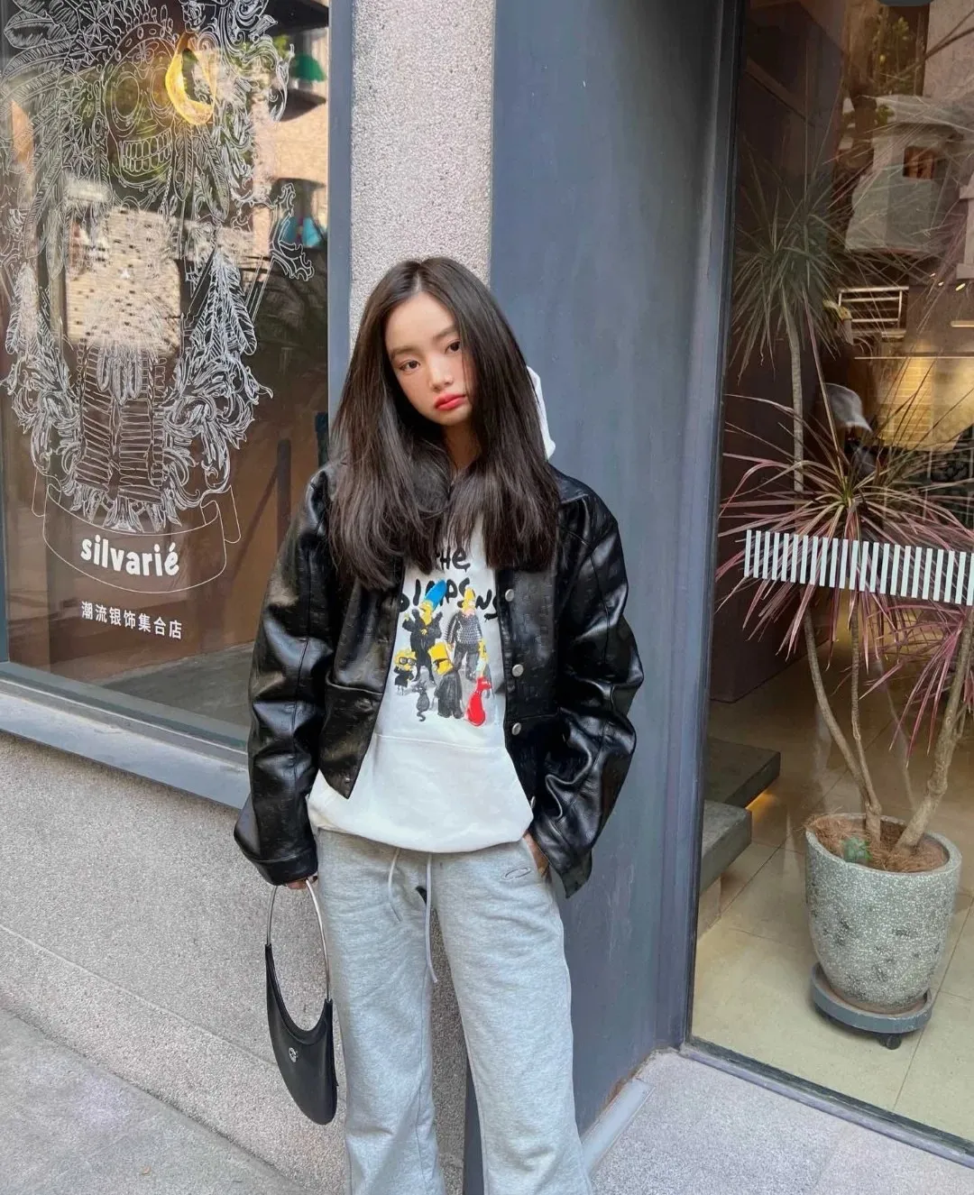 ♻️💯Upper body reference model picture❤️Spring and autumn top-notch proven version Balenciaga BALENCIAGA The Simpsons cartoon pattern explosion pattern pure cotton loose hoodie sweatshirt for men and women couples. The process uses Kornit printing cracking effect. The front panel printing glue bursting effect uses imported transparent slurry to scrape the bottom to make the printing bursting feel uniform. (PS: If this process is missing, the printing will easily fall off in large areas after cracking.) The embroidery at the hem uses a Tajima embroidery machine imported from Japan, which makes the size and spacing of the letters even, and the hollows of the letters will not be filled. Precise craftsmanship, full of details. The fabric is made of 520g crystal composite fleece cotton, brand new, washed, and labeled. Genuine products are consistent and synchronized, and coded authentic products are consistent and synchronized. Top tested version, accurate and flawless.  Color: White Size: XS-L P:520