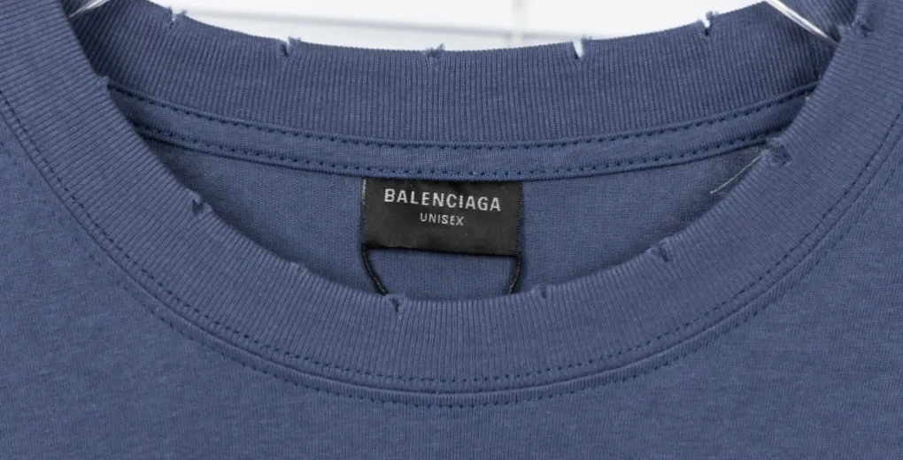 [New arrival] The top tested version of BALENCIAGA 23SS with graffiti letters for male and female couples, the same style pure cotton loose short-sleeved T-shirt. Super iconic colorful brand logo printed pattern. It is fresh and comfortable to match with sports shoes. Suitable for shopping and dating. When layered, it will look like a blogger. Low-key and tasteful. The original fabric is 280G, double-ply and double-yarn pure cotton fabric! Threads are custom-woven and dyed, no color difference, no pressure in and out of the counter, through-the-shoulder strapping process, increased washing life of clothes, no deformation, high-version digital printing process, no fading, bright colors, the same style as Internet celebrity stars, regardless of age, body shape, gender, super eye-catching, extremely fashionable, very comfortable to the touch, super texture, fashionable and individual, super versatile and good-looking, a must-have, better for couples Customized collar labels are washed, 100% different from fake versions on the market!  Color: Pink White Black Charcoal Gray Size: XS-L P:260