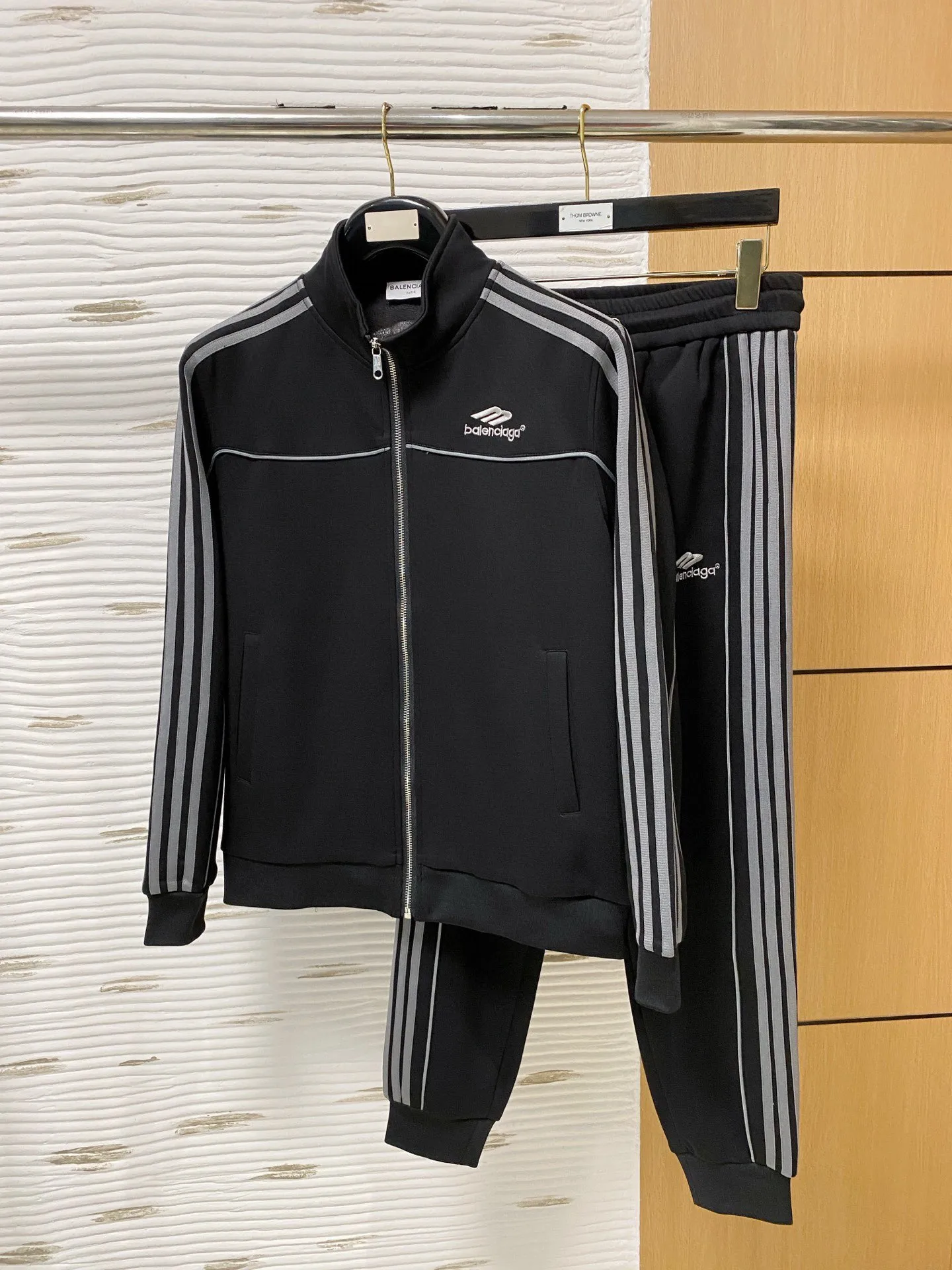 🅿️720 [BALENCIAGA] Hot-selling suit is coming. Focus on the original version of the official website. 2025 new hot-selling cardigan and sweatshirt suit. The original order is the best. 🇭🇰The meticulous work of top designers is dedicated to a fitting and perfect upper body effect. All-natural high-quality Tencel Roman cotton 100%, close-fitting comfort, noble and elegant! Original hardware embodies elegance and nobility! Counter size: M-3XL (maximum wear up to 190 pounds)