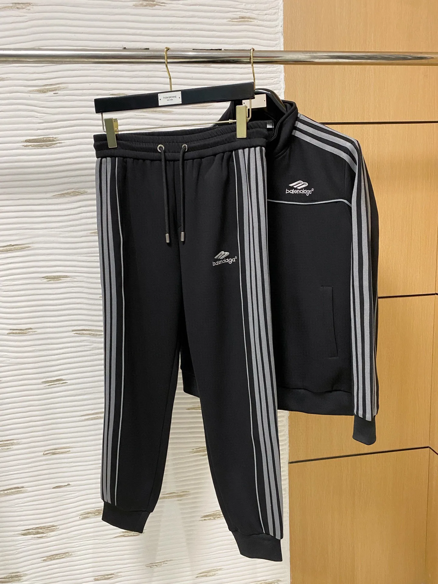 🅿️720 [BALENCIAGA] Hot-selling suit is coming. Focus on the original version of the official website. 2025 new hot-selling cardigan and sweatshirt suit. The original order is the best. 🇭🇰The meticulous work of top designers is dedicated to a fitting and perfect upper body effect. All-natural high-quality Tencel Roman cotton 100%, close-fitting comfort, noble and elegant! Original hardware embodies elegance and nobility! Counter size: M-3XL (maximum wear up to 190 pounds)