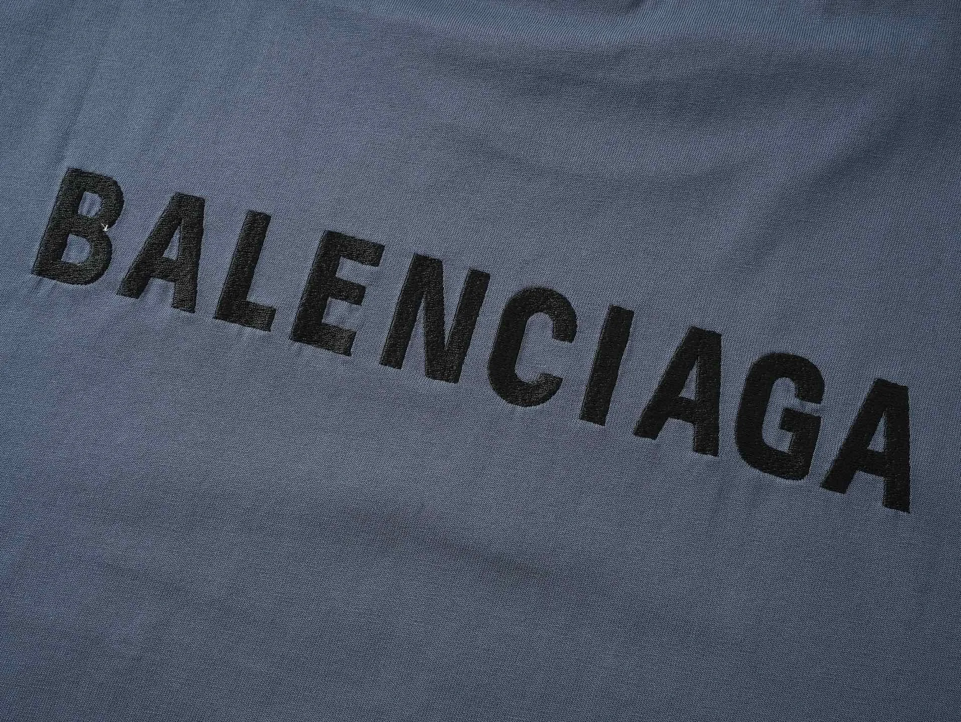 🅿️210 Real photos [Top version. Official website quality] BALENCI*GA/Paris #2025 new style. Front and back letter LOGO embroidery, hand-painted graffiti, distressed short-sleeved T-shirt, full of design. Welcome to compare. Notice! ️The fabric uses genuine environmentally friendly dyes, custom-woven and dyed 100% cotton double yarn, weight 260 grams, the cloth surface is clean. The cloth pattern is clear, soft and comfortable. The threads are dyed with no color difference. The classic letter LOGO is embroidered using imported Tajima embroidery machine. Ready-to-wear hand drawn doodles. Extra heavy craftsmanship. . Restore brick cabinets, adopt OS loose shoulder style. Same style for men and women. Code: BL253718 Color: dark gray blue Size: XS S M L
