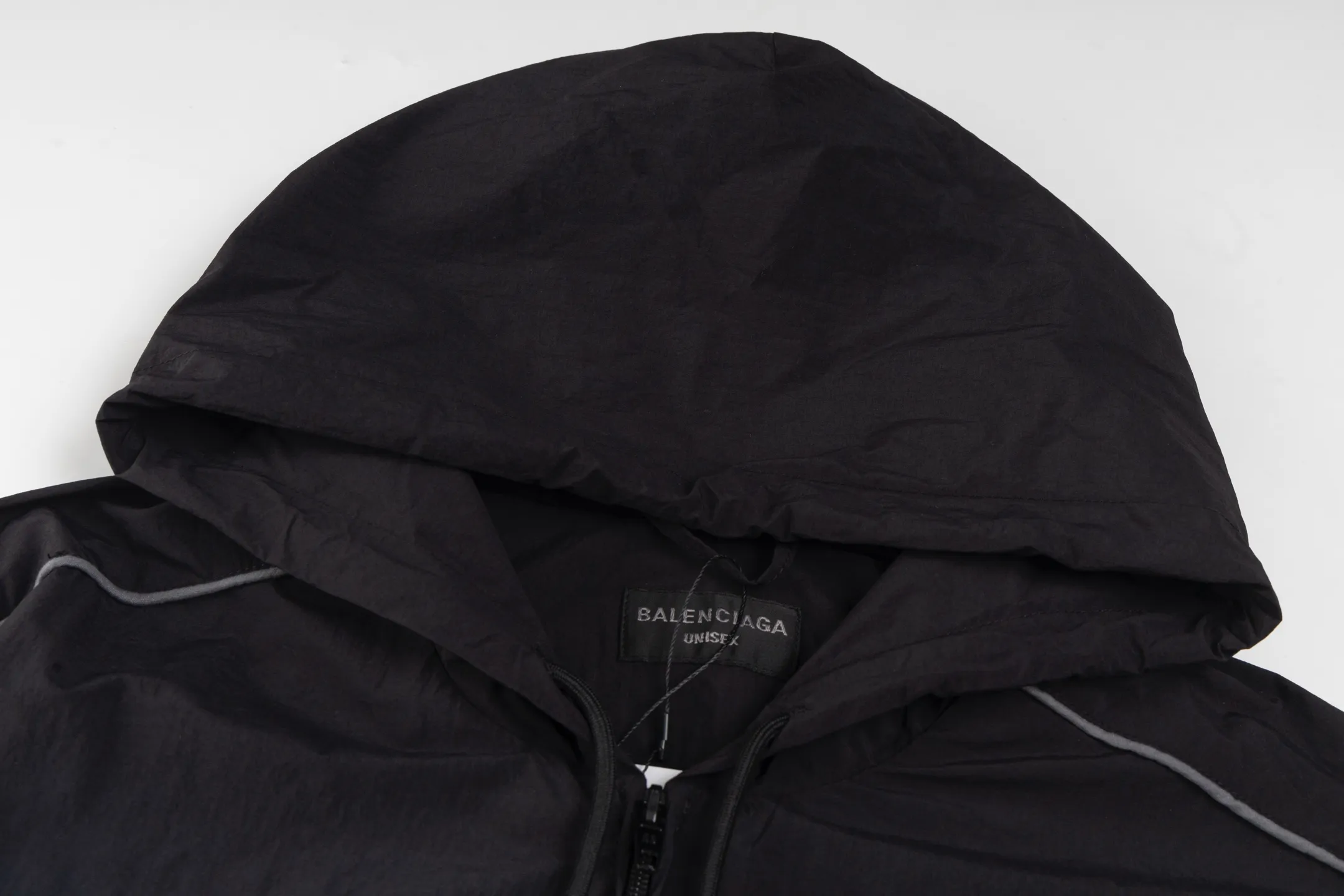 🅿️500 [Exclusive supply] BLCG 25FW circular woven hooded sports jacket. The original version was purchased for 21,500 and developed. The fabric is made of 210T145GSM matte micro-pleated nylon four-way stretch Taslon. It is waterproofed before cutting. It can be daily water-repellent and practical. The front and back panels are made of horse-sprayed whitening effect. , the circular letter pattern is embroidered with imported Tajima machine thousands of needles, and the gray binding strip is ultrasonic technology. The color is dyed and matched. It is not available in the market. The hooded design has double drawstrings for tightening. The lining has open pockets on both sides. Precision needle embroidery technology. The embroidery is very fine and dense. The letter pattern outline design is clear. Manually precise code points. The finished garment bone hemming process. The workmanship is strict and fine. The inner lining is made of pure cotton bird's eye lining, which has moisture absorption and perspiration functions. The molded and engraved hardware double-headed zipper, the straight cut OS contour version, the upper body is highly recognizable, and it is perfectly produced by the first-line brand OEM factory. Size:XS/S/M