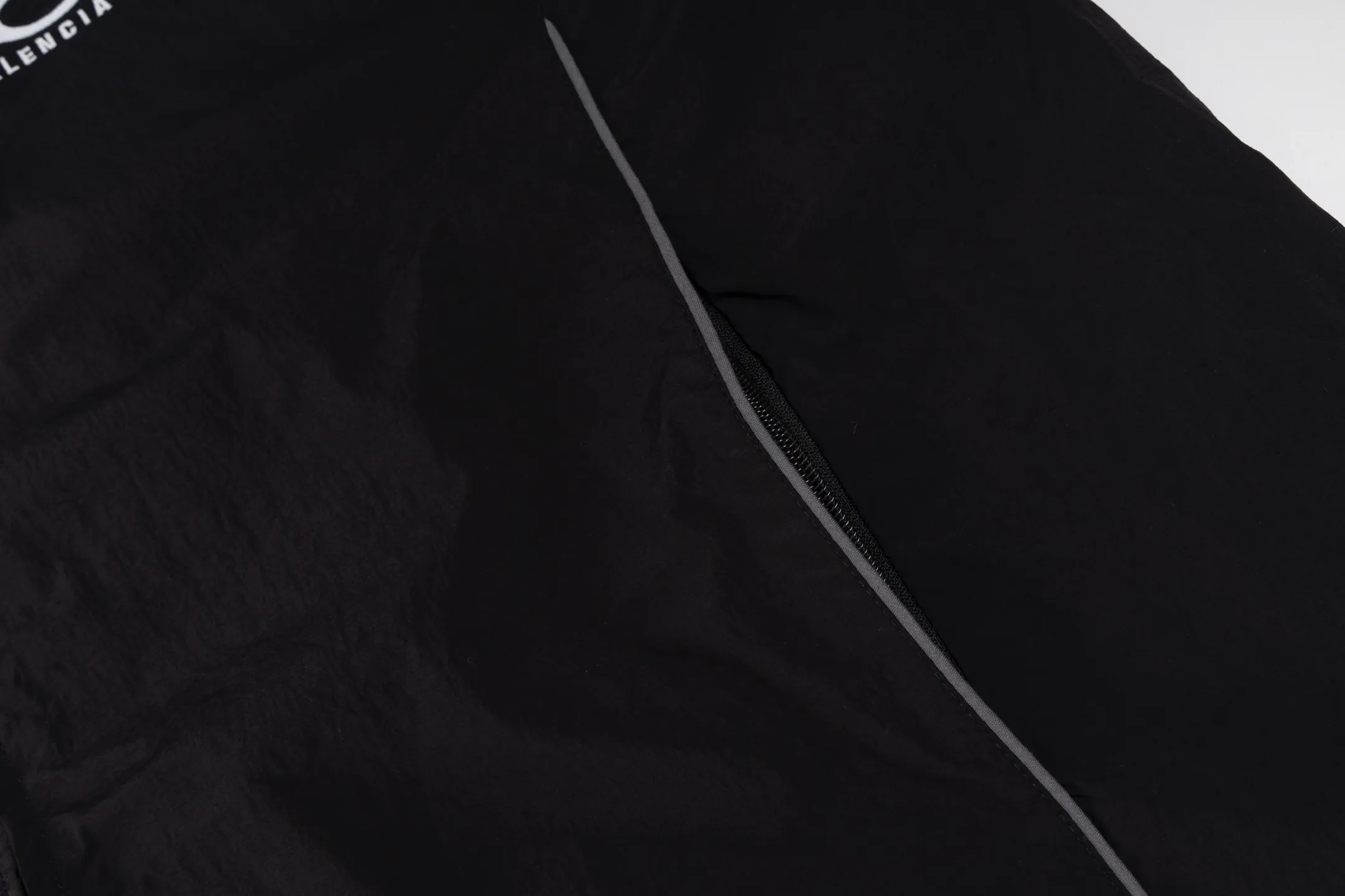 🅿️500 [Exclusive supply] BLCG 25FW circular woven hooded sports jacket. The original version was purchased for 21,500 and developed. The fabric is made of 210T145GSM matte micro-pleated nylon four-way stretch Taslon. It is waterproofed before cutting. It can be daily water-repellent and practical. The front and back panels are made of horse-sprayed whitening effect. , the circular letter pattern is embroidered with imported Tajima machine thousands of needles, and the gray binding strip is ultrasonic technology. The color is dyed and matched. It is not available in the market. The hooded design has double drawstrings for tightening. The lining has open pockets on both sides. Precision needle embroidery technology. The embroidery is very fine and dense. The letter pattern outline design is clear. Manually precise code points. The finished garment bone hemming process. The workmanship is strict and fine. The inner lining is made of pure cotton bird's eye lining, which has moisture absorption and perspiration functions. The molded and engraved hardware double-headed zipper, the straight cut OS contour version, the upper body is highly recognizable, and it is perfectly produced by the first-line brand OEM factory. Size:XS/S/M
