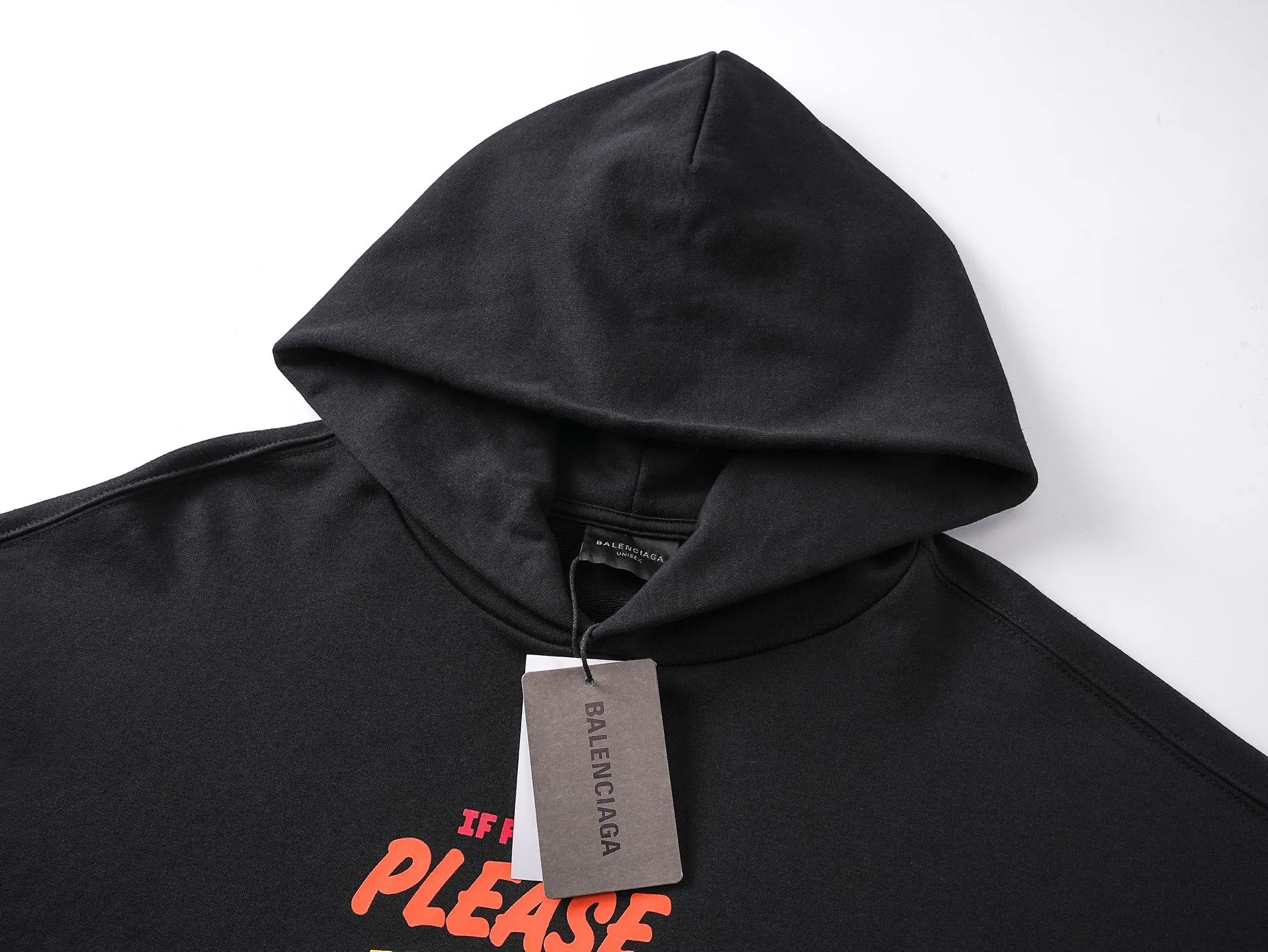 🅿️320 photos [Top version. Official website quality] BALENCI*GA/Paris.SS25 latest color printed + embroidered hooded sweatshirt. The front embroidery is embroidered with Tajima computer embroidery machine and imported rubber paddle printing, and the brick cabinet is synchronized. It is developed at the first time and the fabric is made of Paris ZP custom-woven and dyed cotton sweatshirt. Weight 460 grams. The cloth surface is clean. The cloth pattern is clear, soft and comfortable. The threads are dyed with no color difference. The printing uses environmentally friendly imported materials, the letters are clear and the effect is three-dimensional. The version adopts OS loose shoulder design. Same style for men and women. Code: BL259953 Color: Black Size: XS S M L