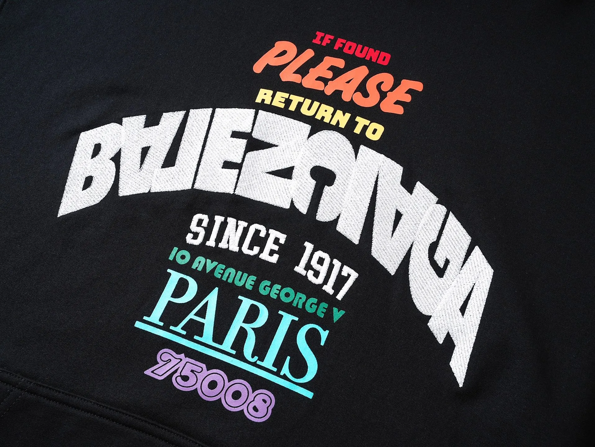 🅿️320 photos [Top version. Official website quality] BALENCI*GA/Paris.SS25 latest color printed + embroidered hooded sweatshirt. The front embroidery is embroidered with Tajima computer embroidery machine and imported rubber paddle printing, and the brick cabinet is synchronized. It is developed at the first time and the fabric is made of Paris ZP custom-woven and dyed cotton sweatshirt. Weight 460 grams. The cloth surface is clean. The cloth pattern is clear, soft and comfortable. The threads are dyed with no color difference. The printing uses environmentally friendly imported materials, the letters are clear and the effect is three-dimensional. The version adopts OS loose shoulder design. Same style for men and women. Code: BL259953 Color: Black Size: XS S M L