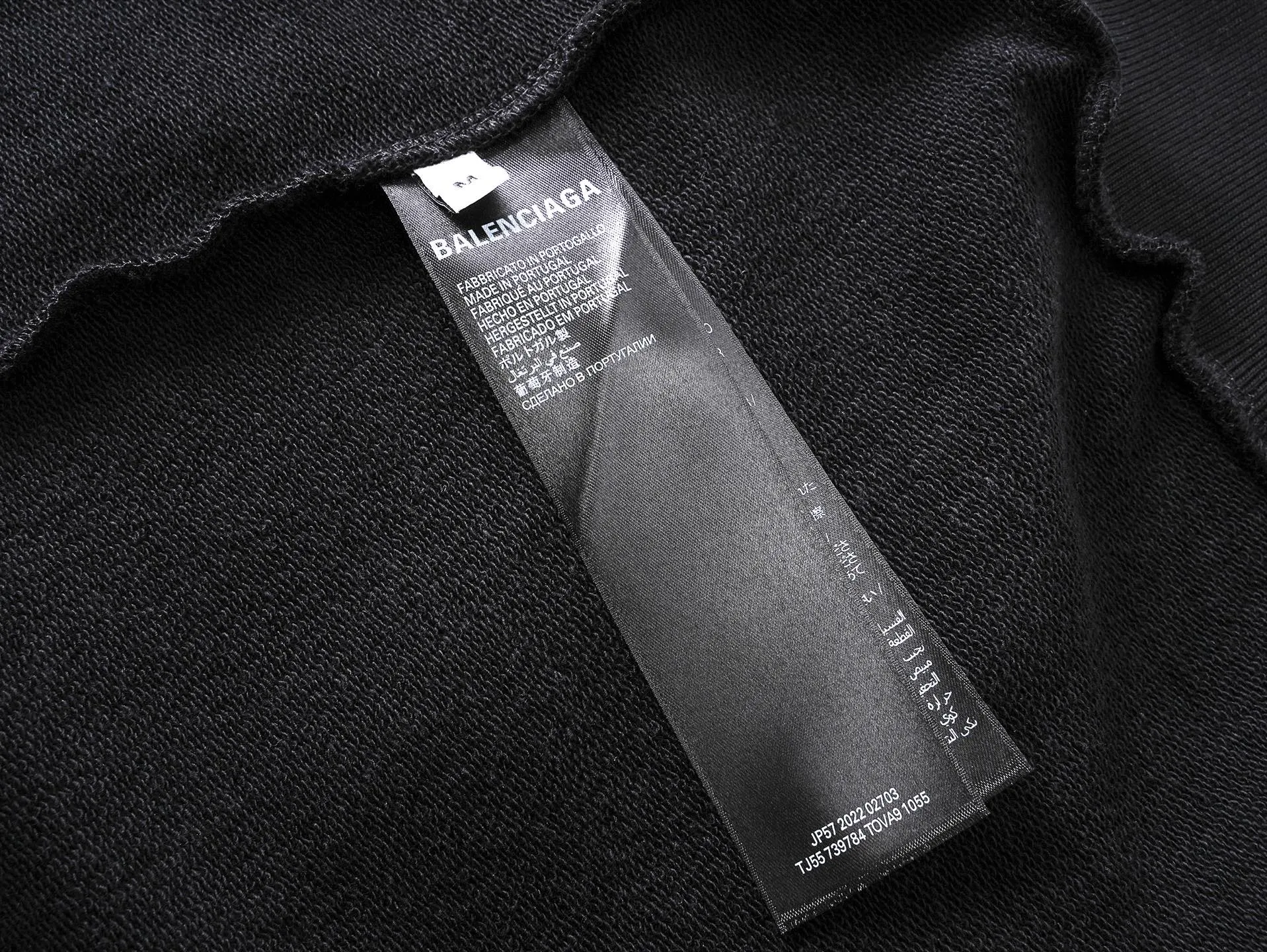 🅿️320 photos [Top version. Official website quality] BALENCI*GA/Paris.SS25 latest color printed + embroidered hooded sweatshirt. The front embroidery is embroidered with Tajima computer embroidery machine and imported rubber paddle printing, and the brick cabinet is synchronized. It is developed at the first time and the fabric is made of Paris ZP custom-woven and dyed cotton sweatshirt. Weight 460 grams. The cloth surface is clean. The cloth pattern is clear, soft and comfortable. The threads are dyed with no color difference. The printing uses environmentally friendly imported materials, the letters are clear and the effect is three-dimensional. The version adopts OS loose shoulder design. Same style for men and women. Code: BL259953 Color: Black Size: XS S M L