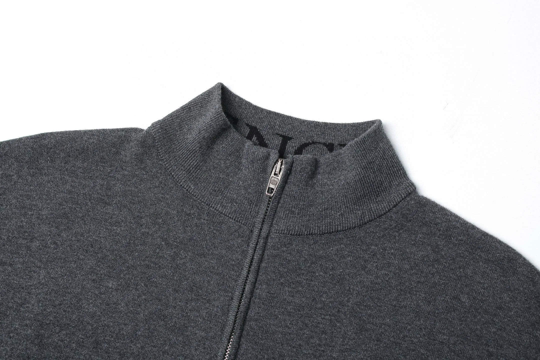 🅿️440 [Exclusive supply] BLCG 25SS solid color stand-up collar half-zip sweater, originally purchased and developed for 15,800, the fabric is made of 30 cashmere blended wool, using an imported (SOTO) 14 knitting machine, wool enzyme washing, wool jacquard, customized 1:1 zipper, customized 1:1 trademark, loose version, the overall line is straight and delicate, the fabric is comfortable and soft, the color is consistent and no color difference It can be matched with the same style to create a fashionable look, and can be used in various occasions. Customized accessories, complete with three standards, the same style for men and women. Size:XS-S-M