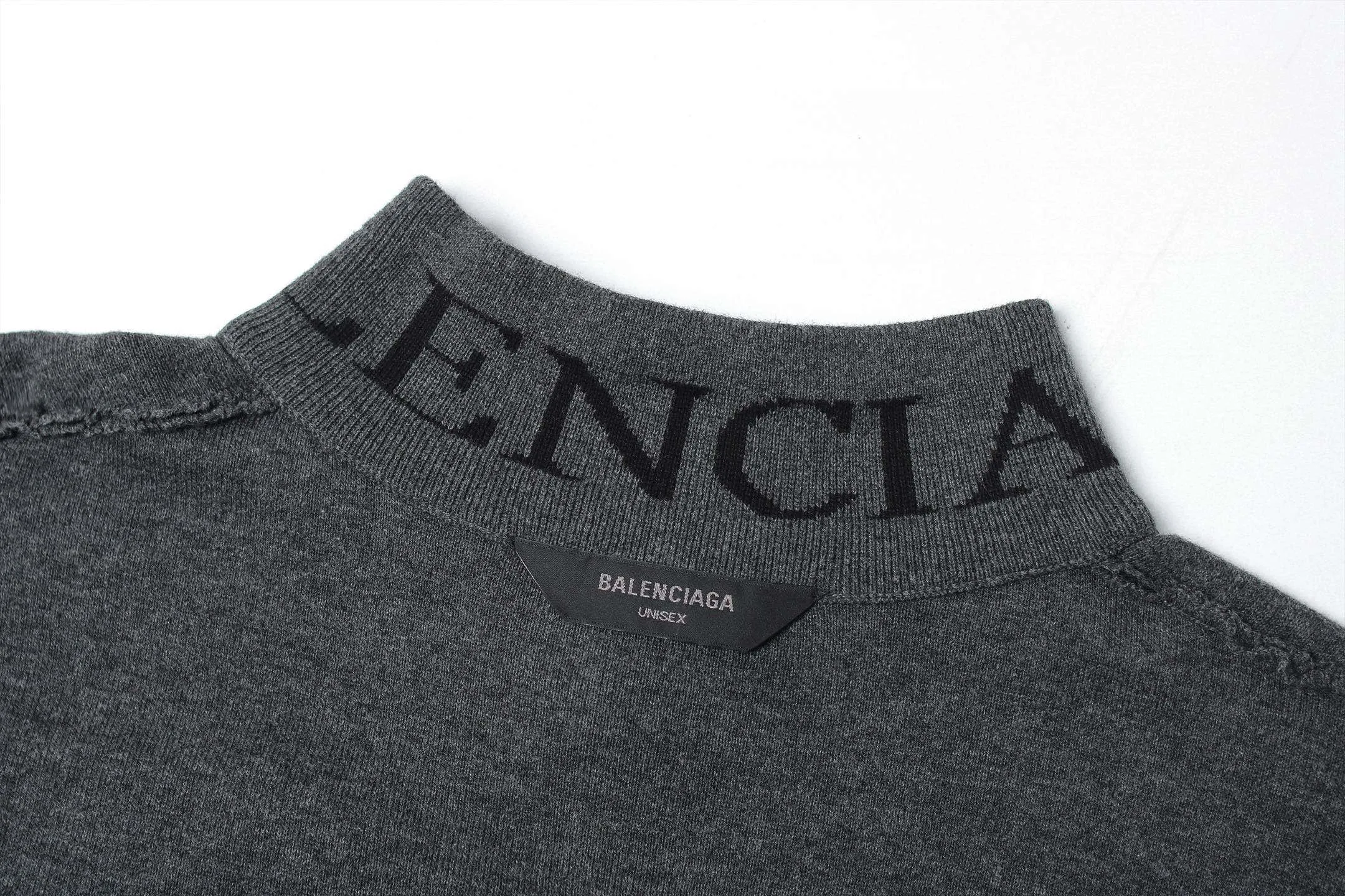 🅿️440 [Exclusive supply] BLCG 25SS solid color stand-up collar half-zip sweater, originally purchased and developed for 15,800, the fabric is made of 30 cashmere blended wool, using an imported (SOTO) 14 knitting machine, wool enzyme washing, wool jacquard, customized 1:1 zipper, customized 1:1 trademark, loose version, the overall line is straight and delicate, the fabric is comfortable and soft, the color is consistent and no color difference It can be matched with the same style to create a fashionable look, and can be used in various occasions. Customized accessories, complete with three standards, the same style for men and women. Size:XS-S-M