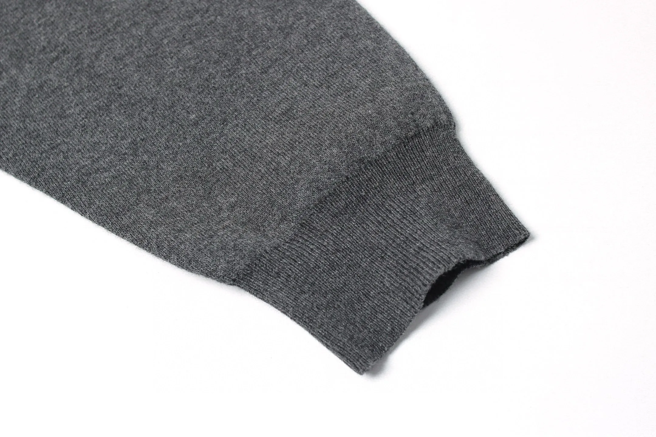🅿️440 [Exclusive supply] BLCG 25SS solid color stand-up collar half-zip sweater, originally purchased and developed for 15,800, the fabric is made of 30 cashmere blended wool, using an imported (SOTO) 14 knitting machine, wool enzyme washing, wool jacquard, customized 1:1 zipper, customized 1:1 trademark, loose version, the overall line is straight and delicate, the fabric is comfortable and soft, the color is consistent and no color difference It can be matched with the same style to create a fashionable look, and can be used in various occasions. Customized accessories, complete with three standards, the same style for men and women. Size:XS-S-M