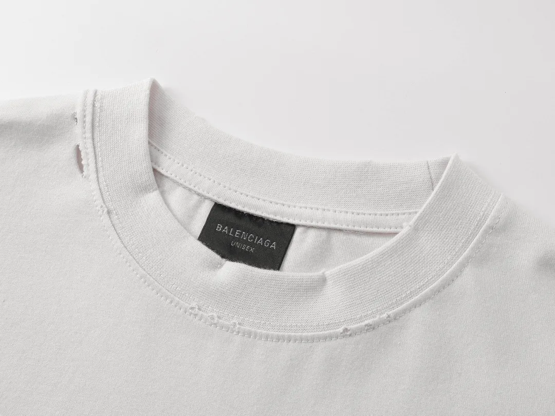 🅿️290 BALENCI*GA Paris Sanskrit cracked printed long sleeves. The fabric is made of Paris ZP custom-woven and dyed double-yarn pure cotton fabric 280g. The threads are custom-woven and dyed with no color difference. The front and back prints are cracked with environmentally friendly imported materials. The ready-made garments are washed in many places to make them worn and worn. Two high-temperature washes. Os drop-shoulder loose version. Same style for men and women -Color: off-white -SIZE: XS S M L Style number 8625#