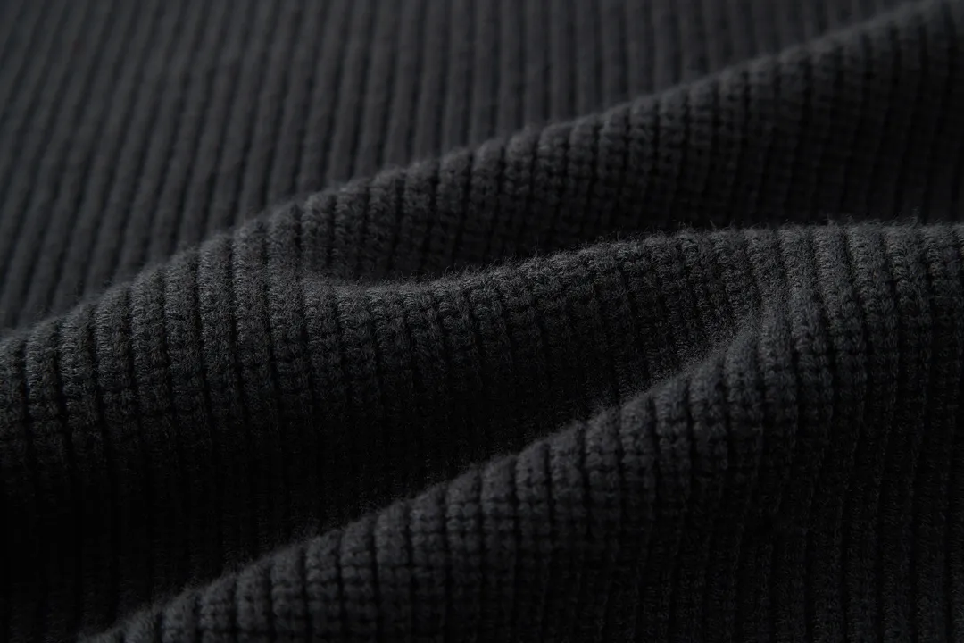 🅿️520 [Exclusive supply] BLCG sleeve-arm silicone leather label knitted cardigan (black) The original version was purchased and developed for 16,800. The fabric is made of custom-woven Xinjiang 45-count worsted wool yarn, which is not easy to pill, shrinks, and deforms. Cixing CX model has dual systems, 7 needles and 5 wool knitted piques, synchronized with luxury methods, and 1*1 rib knitting on the hem and cuffs. The large-body pique ingot weave is full of bumps and convexes, the armbands are molded with small glue labels, and the armbands are sewn with hand-cranked threads. Customized natural resin engraved buttons, the whole piece is made of special wool washing technology, OS silhouette is cut in a loose version, different from the old model with 23 fine needles, the latest version and the latest technology, the upper body has a stylish and good texture. Size:S-M-L