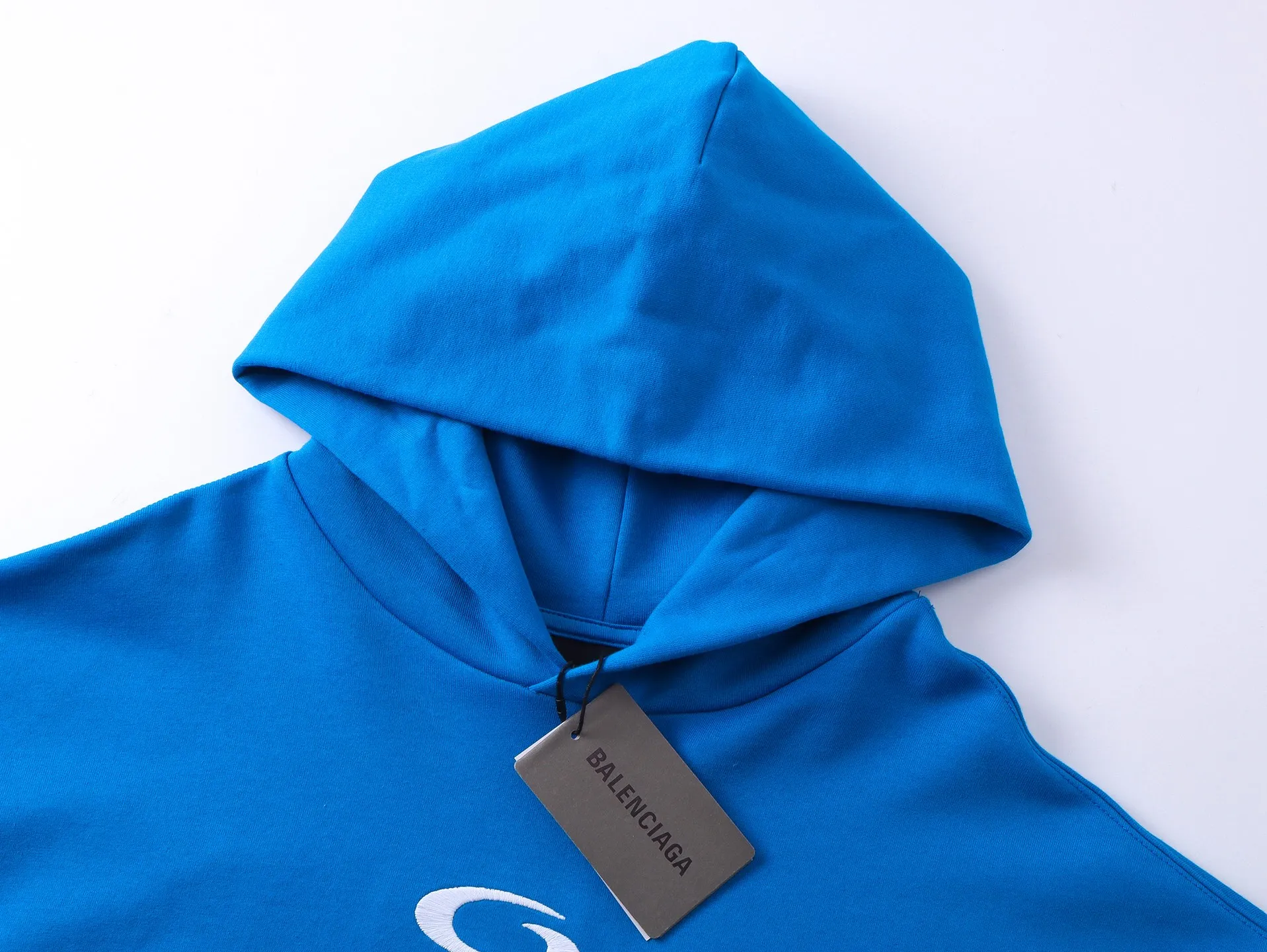 🅿️360 real photos [Top version. Official website quality] BALENCI*GA/Paris.SS25 latest basketball uniform embroidered printed hooded long-sleeved sweatshirt. The front embroidery is embroidered and printed using a Tajima computer embroidery machine, the lower left corner is stamped, and the back piece is printed. The brick cabinets are synchronized. The authentic product is developed at the first time. The fabric is made of Paris ZP custom-woven and dyed cotton sweatshirt. Weighing 460 grams, the cloth surface is clean. The cloth pattern is clear, soft and comfortable. The threads are dyed with no color difference. The printing uses environmentally friendly imported materials, the letters are clear and the effect is three-dimensional. The version adopts OS loose shoulder design. Same style for men and women. Code: BL258959 Color: Black Purple Colorful Blue Size: XS S M L