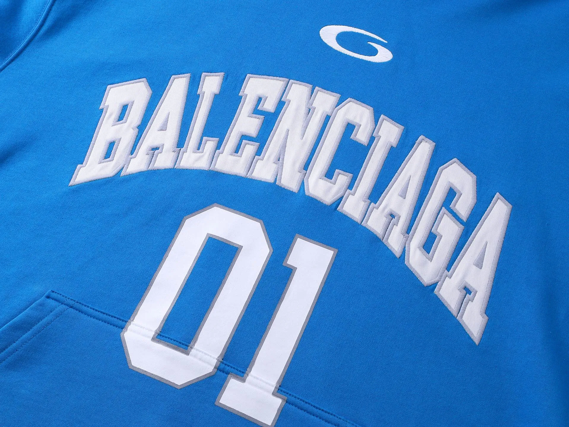 🅿️360 real photos [Top version. Official website quality] BALENCI*GA/Paris.SS25 latest basketball uniform embroidered printed hooded long-sleeved sweatshirt. The front embroidery is embroidered and printed using a Tajima computer embroidery machine, the lower left corner is stamped, and the back piece is printed. The brick cabinets are synchronized. The authentic product is developed at the first time. The fabric is made of Paris ZP custom-woven and dyed cotton sweatshirt. Weighing 460 grams, the cloth surface is clean. The cloth pattern is clear, soft and comfortable. The threads are dyed with no color difference. The printing uses environmentally friendly imported materials, the letters are clear and the effect is three-dimensional. The version adopts OS loose shoulder design. Same style for men and women. Code: BL258959 Color: Black Purple Colorful Blue Size: XS S M L