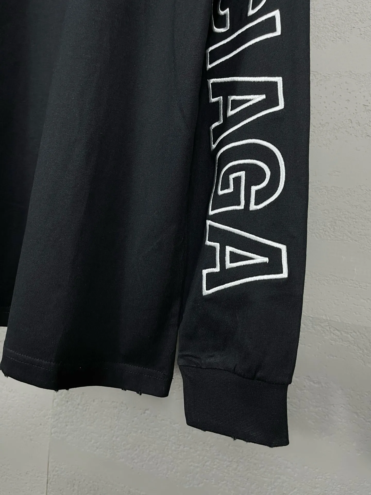 🅿️220 Detailed picture [Top version. Official website quality] BALENCI*GA/Paris BALENCI*GA#2024 latest model, Paris classic letters and large LOGO embroidery. Brick cabinet sync. The first genuine product was developed, with over 200,000 stitches of counter-position embroidery on the chest. Welcome to compare! The fabric is made of Paris ZP custom-woven and dyed 100% cotton double-yarn compact cotton. The weight is 260 grams. The cloth surface is clean. The cloth pattern is clear. It is soft and comfortable. It has good color fastness and is not easy to change color. The threads are woven and dyed with no color difference. The embroidery is done using imported Tajima embroidery machines. Super W needle thread embroidery, accurate positioning, three-dimensional effect, clear lines. No burrs and miscellaneous threads, ultra-high craftsmanship embroidery. The version adopts OS loose shoulder design. Same style for men and women. Code: BL225010 Color: black, white. Size: XS S M L