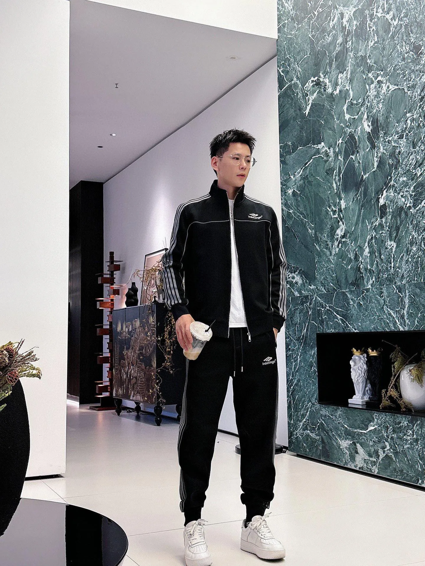 [BALENCIAGA] Hot-selling suit is coming. Focus on the original version of the official website. 2025 new hot-selling cardigan and sweatshirt suit. The original order is the best product🇭🇰. It is the meticulous work of top designers. It has a fitting and perfect upper body effect. All-natural high-quality Tencel Roman cotton 100%, close-fitting comfort, noble and elegant! Original hardware embodies elegance and nobility! Counter size: M-3XL (maximum wear up to 190 pounds)