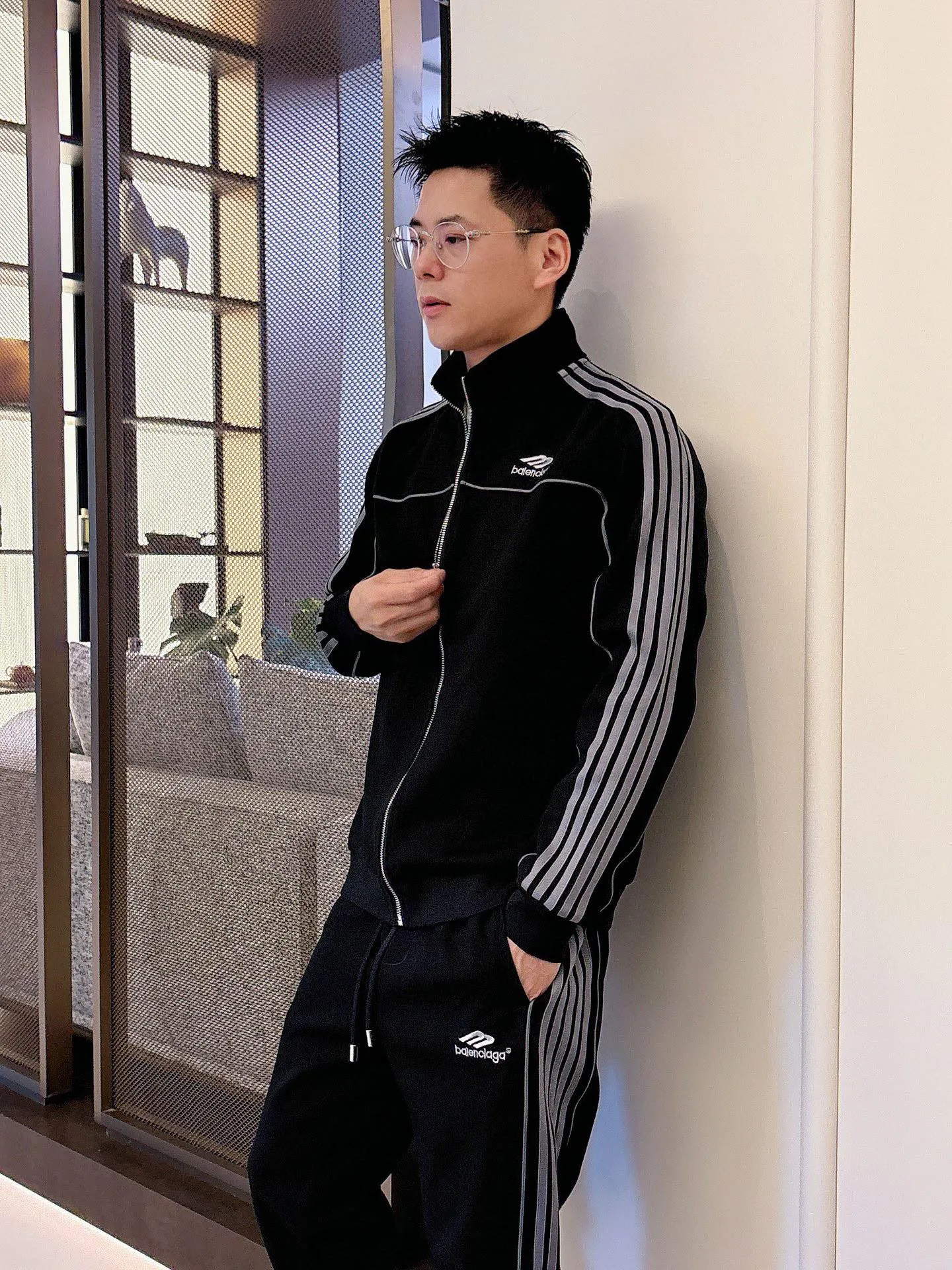[BALENCIAGA] Hot-selling suit is coming. Focus on the original version of the official website. 2025 new hot-selling cardigan and sweatshirt suit. The original order is the best product🇭🇰. It is the meticulous work of top designers. It has a fitting and perfect upper body effect. All-natural high-quality Tencel Roman cotton 100%, close-fitting comfort, noble and elegant! Original hardware embodies elegance and nobility! Counter size: M-3XL (maximum wear up to 190 pounds)