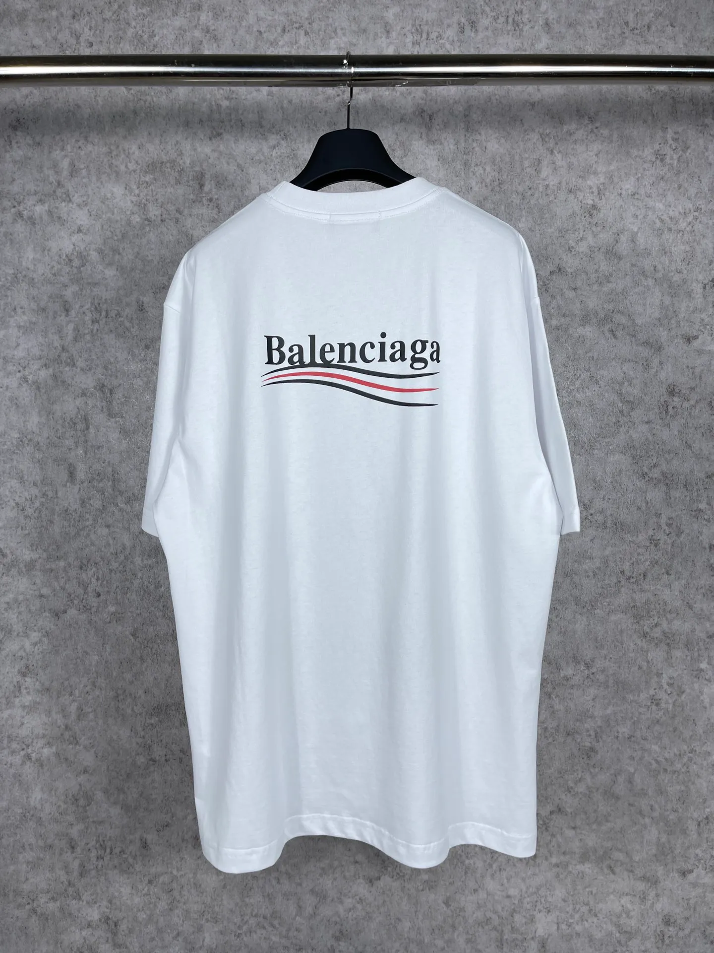 🅿️166 Real photos [Top version. Official website quality] BALENCI*GA/Paris#Classic, Coke printed short-sleeved T-shirt# The fabric is made of Paris ZP custom-woven and dyed cotton double yarn. Weighing 260 grams, the cloth surface is clean. The cloth pattern is clear, soft and comfortable. The threads are dyed with no color difference. The classic pattern printing uses environmentally friendly imported glue and precision stencil. The letters are clear. No burrs. The three-dimensional effect is strong. All colors are synchronized with the brick cabinets, custom woven and dyed, and will not fade. Different market currencies. The version adopts OS loose shoulder style. Same style for men and women. Code: BL223029 Color: white, black, yellow, red, gray, gray orchid, blue, military green, navy. Size: XS to L