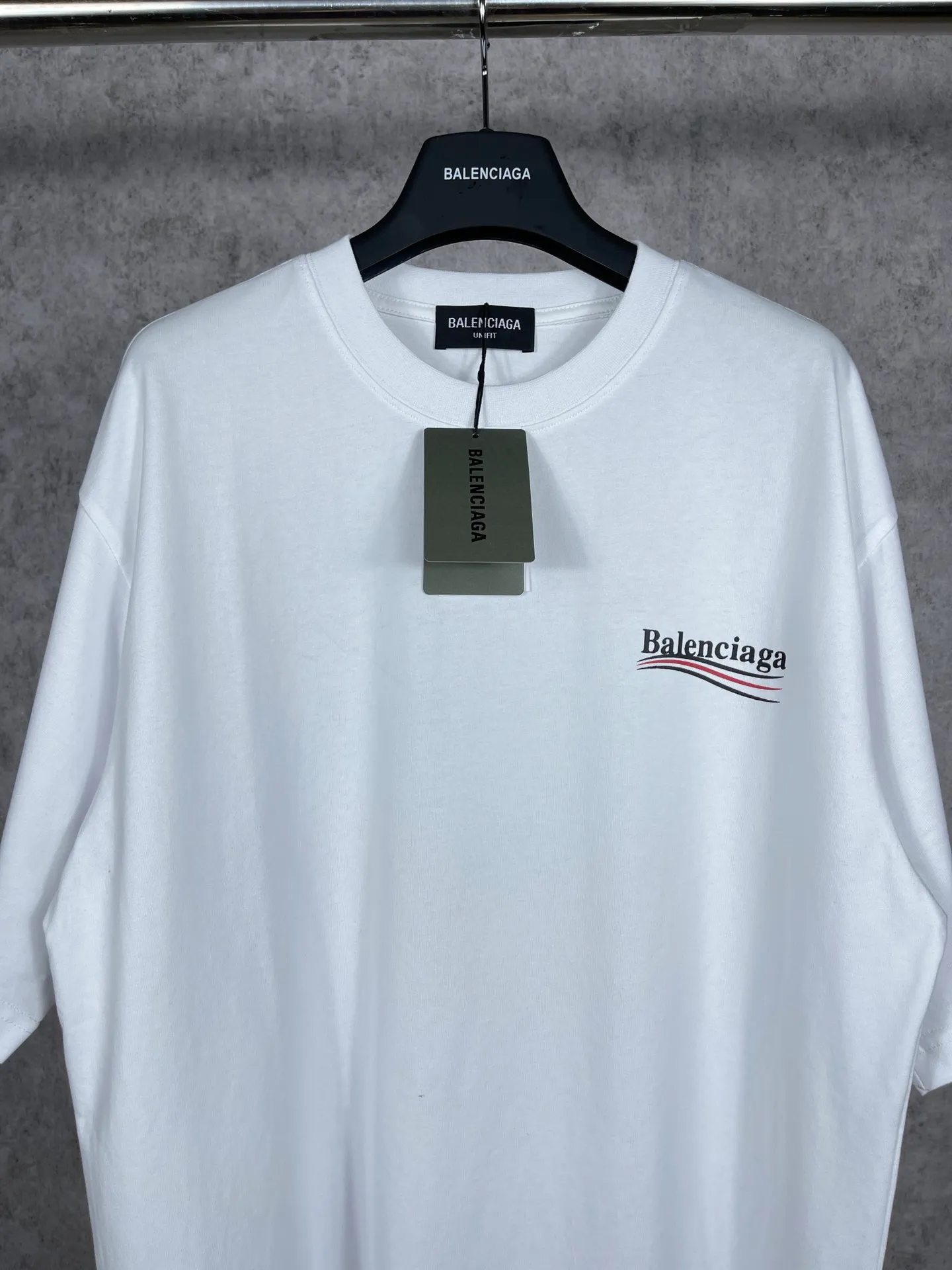 🅿️166 Real photos [Top version. Official website quality] BALENCI*GA/Paris#Classic, Coke printed short-sleeved T-shirt# The fabric is made of Paris ZP custom-woven and dyed cotton double yarn. Weighing 260 grams, the cloth surface is clean. The cloth pattern is clear, soft and comfortable. The threads are dyed with no color difference. The classic pattern printing uses environmentally friendly imported glue and precision stencil. The letters are clear. No burrs. The three-dimensional effect is strong. All colors are synchronized with the brick cabinets, custom woven and dyed, and will not fade. Different market currencies. The version adopts OS loose shoulder style. Same style for men and women. Code: BL223029 Color: white, black, yellow, red, gray, gray orchid, blue, military green, navy. Size: XS to L