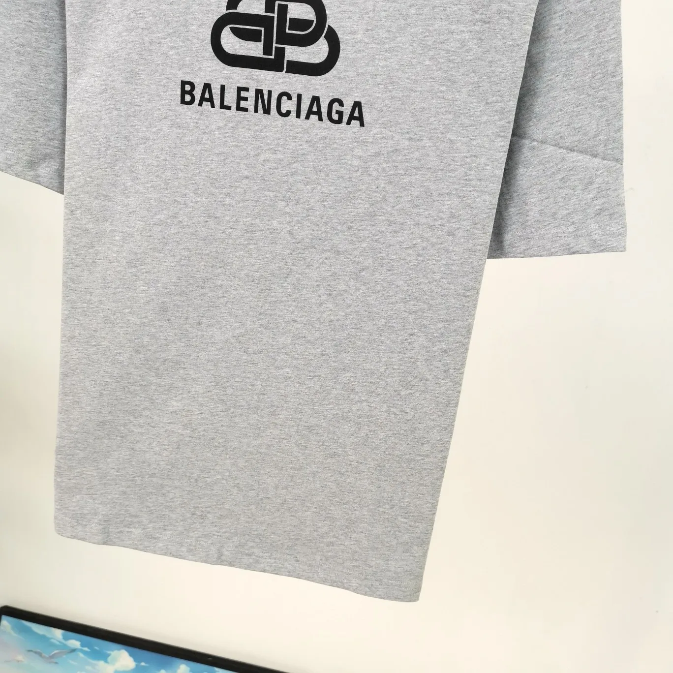 [New] Top tested version Balenciaga 21ss new lock buckle Unisex short-sleeved loose pure cotton BALENCIAGA short-sleeved T-shirt for couples Super classic style with good-looking colors Oversize version 260g Double yarn cotton top fabric [Little Red Book popular style | Highly recommended by ins style bloggers] Original model opening 1:1, all other colors are custom-woven and dyed (although everyone says so, but I guarantee it, and the threads are also dyed in the same vat) and there is no error with ZP.  Positioned cutting, high-quality wiring, original 1x1 thickened thread on the neckline, imported glue printing, black and gray colors are all silver, lock printing, repeated washing, not easy to crack! ! ! A full set of genuine one-to-one accessories, bag code marked. The numbers are all correct and identical.  Color: White Black Floral Gray Haze Blue Washed Black Size: XS-L P:240