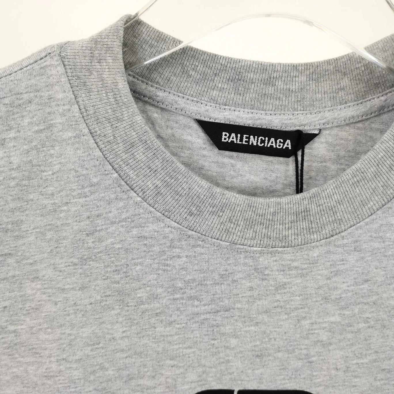 [New] Top tested version Balenciaga 21ss new lock buckle Unisex short-sleeved loose pure cotton BALENCIAGA short-sleeved T-shirt for couples Super classic style with good-looking colors Oversize version 260g Double yarn cotton top fabric [Little Red Book popular style | Highly recommended by ins style bloggers] Original model opening 1:1, all other colors are custom-woven and dyed (although everyone says so, but I guarantee it, and the threads are also dyed in the same vat) and there is no error with ZP.  Positioned cutting, high-quality wiring, original 1x1 thickened thread on the neckline, imported glue printing, black and gray colors are all silver, lock printing, repeated washing, not easy to crack! ! ! A full set of genuine one-to-one accessories, bag code marked. The numbers are all correct and identical.  Color: White Black Floral Gray Haze Blue Washed Black Size: XS-L P:240