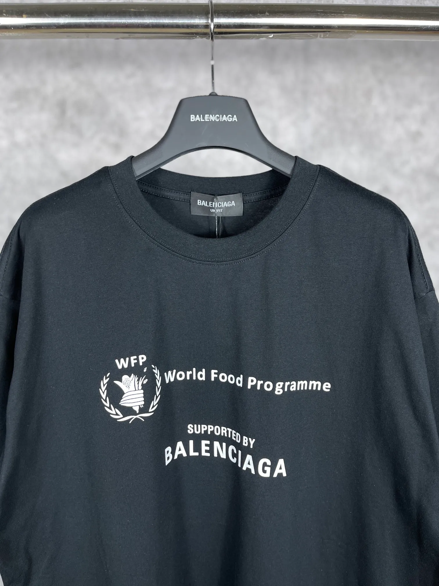 🅿️170 real photos [Top version. Official website quality] BALENCIAGA/Balenciaga WFP4044 World Food Agency charity limited edition #short-sleeved T-shirt. The fabric is made of Paris ZP custom-woven and dyed cotton double yarn. Weighing 260 grams, the cloth surface is clean. The cloth pattern is clear, soft and comfortable. The ribbing is dyed with no color difference. The classic pattern printing uses environmentally friendly imported glue and precision stencils. The letters are clear. No burrs. The three-dimensional effect is strong. The version adopts the OS loose shoulder version. The same style for men and women. Coding: BL223030 Color: white, black, coffee Size: XS S M L