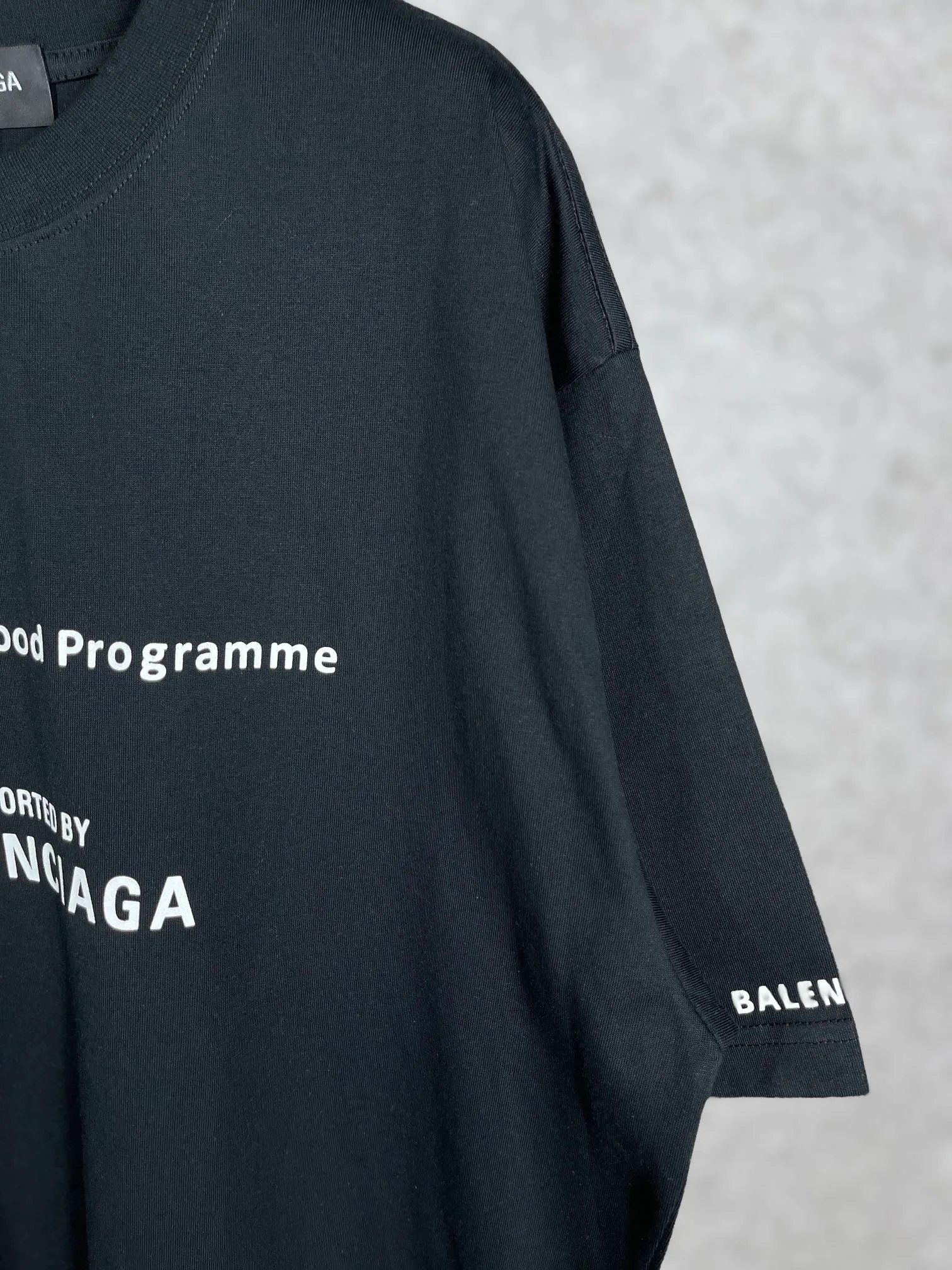 🅿️170 real photos [Top version. Official website quality] BALENCIAGA/Balenciaga WFP4044 World Food Agency charity limited edition #short-sleeved T-shirt. The fabric is made of Paris ZP custom-woven and dyed cotton double yarn. Weighing 260 grams, the cloth surface is clean. The cloth pattern is clear, soft and comfortable. The ribbing is dyed with no color difference. The classic pattern printing uses environmentally friendly imported glue and precision stencils. The letters are clear. No burrs. The three-dimensional effect is strong. The version adopts the OS loose shoulder version. The same style for men and women. Coding: BL223030 Color: white, black, coffee Size: XS S M L