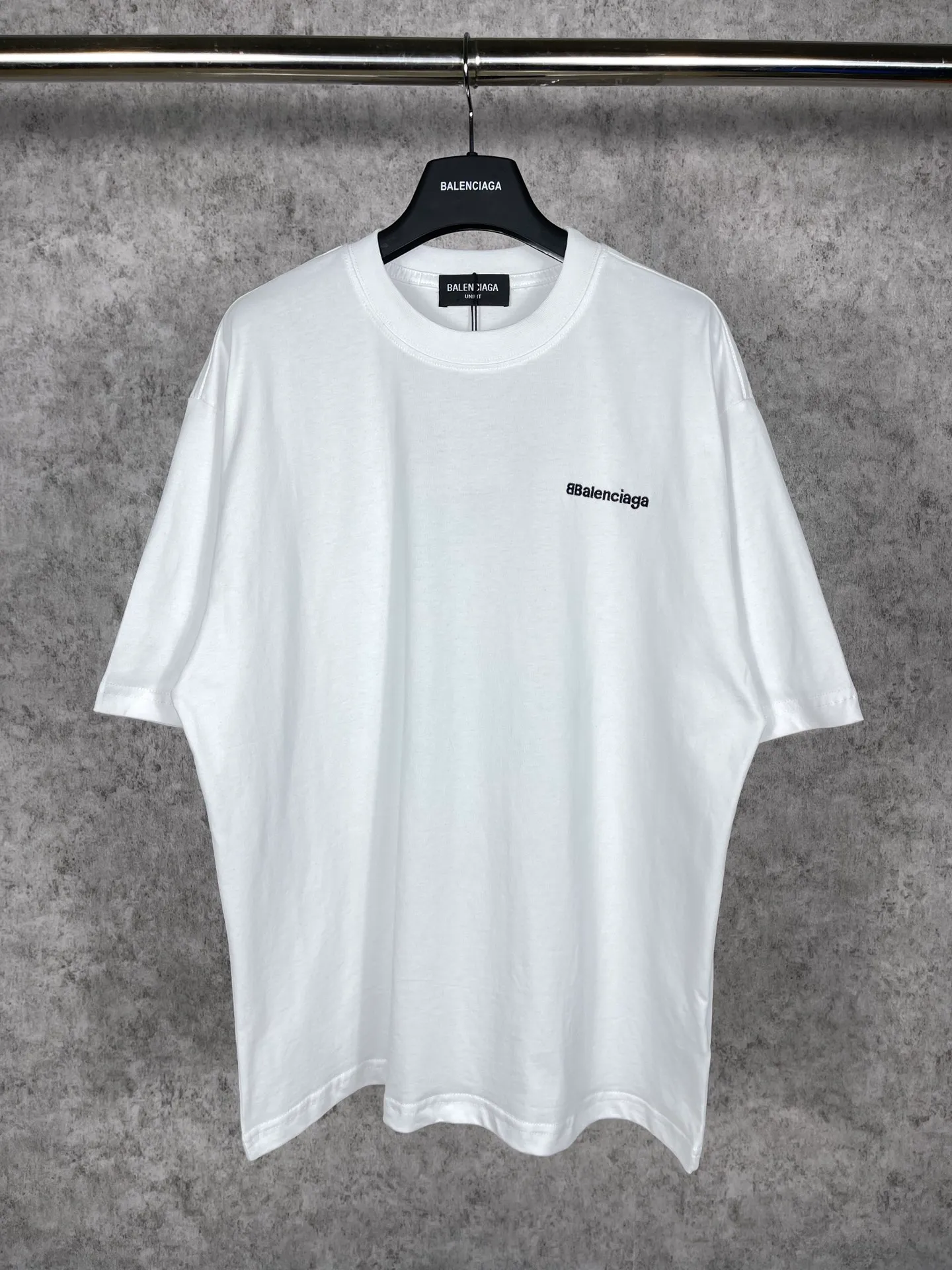 🅿️160 real photos [Top version. Official website quality] BALENCI*GA/Paris#Classic letter BB small English LOGO embroidered short-sleeved T-shirt# The fabric is made of Paris ZP custom-woven and dyed cotton double yarn. Weighing 260 grams, the cloth surface is clean. The cloth pattern is clear, soft and comfortable. The threads are dyed with no color difference. The classic pattern embroidery uses an imported embroidery machine, and the embroidery thread color is embroidered according to the original color. It is produced according to the pictures in the special market. The letters are clear. The three-dimensional effect is strong. The version adopts the OS loose shoulder version. The same style for men and women. Coding: BL223075 Color: Black. White. Khaki. Gray Size: XS to L