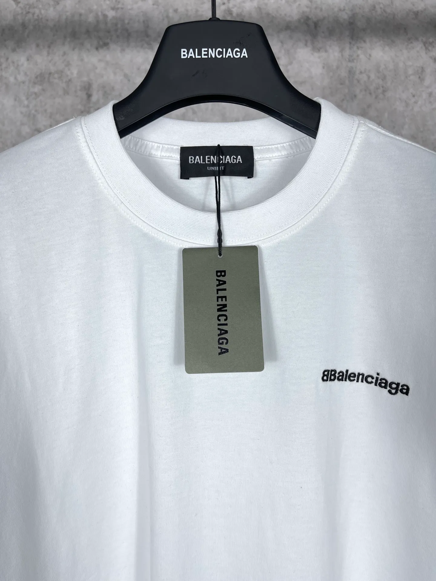 🅿️160 real photos [Top version. Official website quality] BALENCI*GA/Paris#Classic letter BB small English LOGO embroidered short-sleeved T-shirt# The fabric is made of Paris ZP custom-woven and dyed cotton double yarn. Weighing 260 grams, the cloth surface is clean. The cloth pattern is clear, soft and comfortable. The threads are dyed with no color difference. The classic pattern embroidery uses an imported embroidery machine, and the embroidery thread color is embroidered according to the original color. It is produced according to the pictures in the special market. The letters are clear. The three-dimensional effect is strong. The version adopts the OS loose shoulder version. The same style for men and women. Coding: BL223075 Color: Black. White. Khaki. Gray Size: XS to L