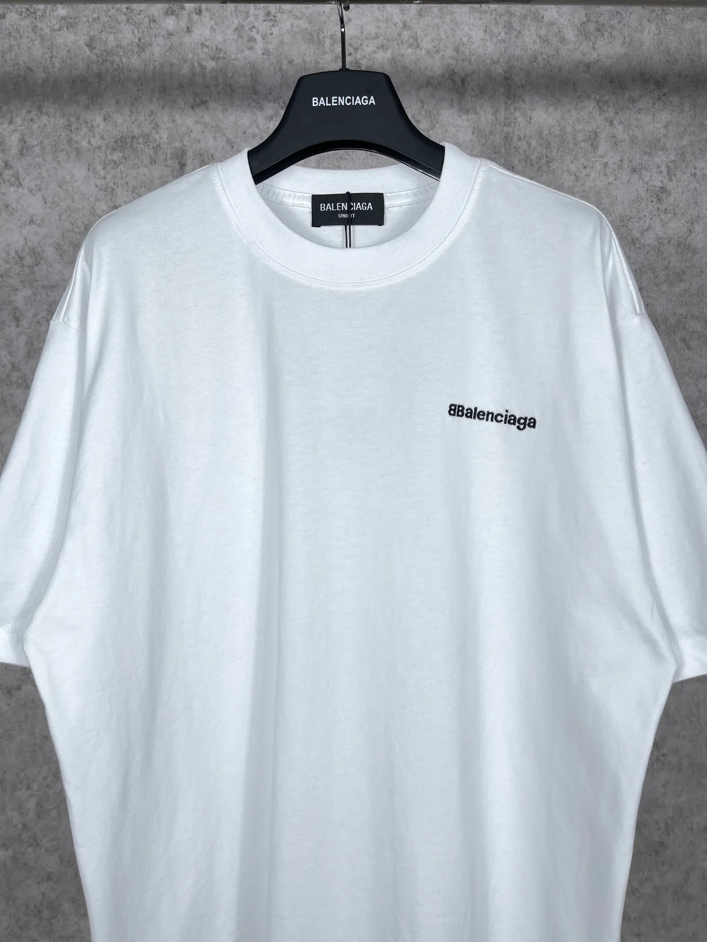🅿️160 real photos [Top version. Official website quality] BALENCI*GA/Paris#Classic letter BB small English LOGO embroidered short-sleeved T-shirt# The fabric is made of Paris ZP custom-woven and dyed cotton double yarn. Weighing 260 grams, the cloth surface is clean. The cloth pattern is clear, soft and comfortable. The threads are dyed with no color difference. The classic pattern embroidery uses an imported embroidery machine, and the embroidery thread color is embroidered according to the original color. It is produced according to the pictures in the special market. The letters are clear. The three-dimensional effect is strong. The version adopts the OS loose shoulder version. The same style for men and women. Coding: BL223075 Color: Black. White. Khaki. Gray Size: XS to L