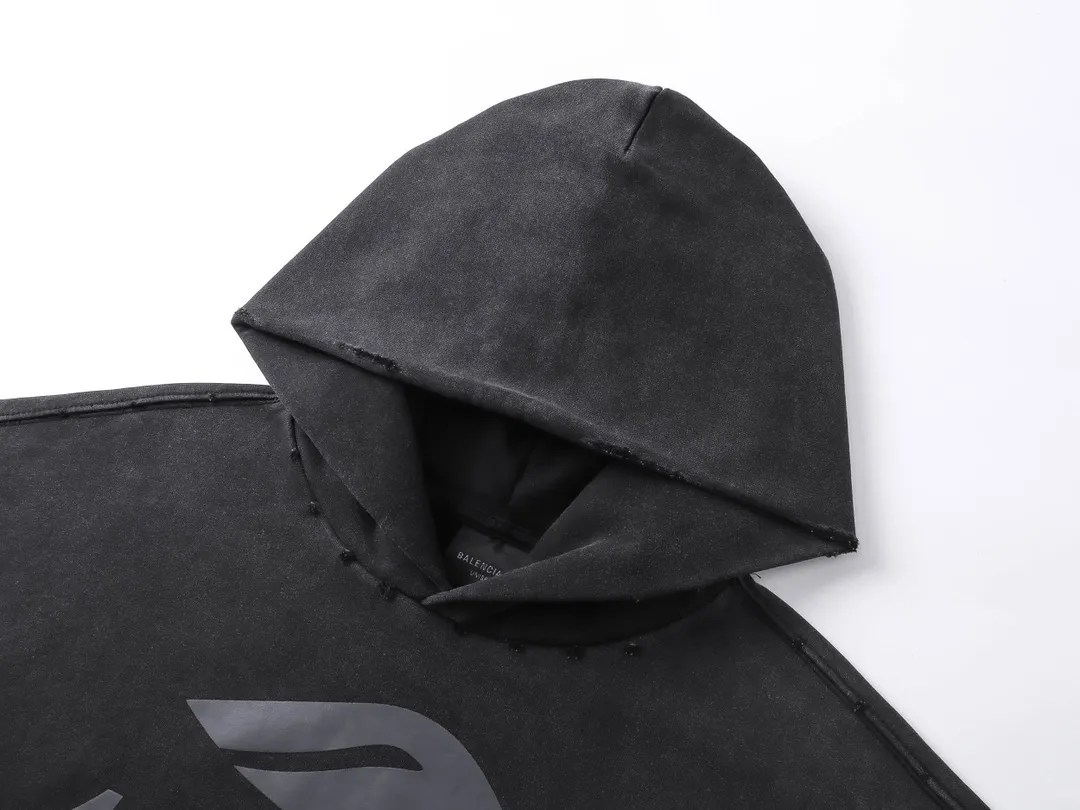 🅿️330 real photos [Top version. Official website quality] BALENCI*GA/Paris.SS25 latest model 3M artistic letter print washed and worn hooded sweatshirt. Ready-to-wear with multiple worn and worn features. The brick cabinets are synchronized. The authentic product is developed at the first time. The fabric is made of Paris ZP custom-woven and dyed cotton terry sweatshirt. Weighing 460 grams, the cloth surface is clean. The cloth pattern is clear, soft and comfortable. The threads are dyed with no color difference. The printing is made of environmentally friendly imported materials. The letters are clear and the effect is three-dimensional. The version adopts OS loose shoulder design. Same style for men and women. Code: BL238958 Color: washed black, gray and white. Size: XS S M L