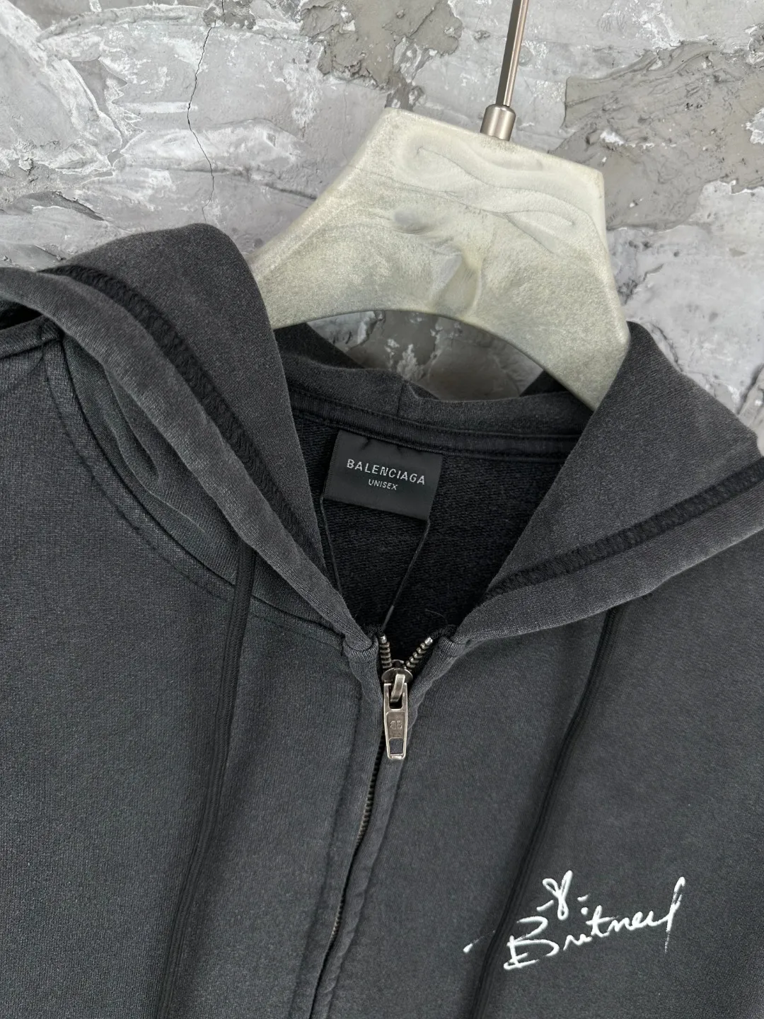 🅿️420 BALENCI*GA Paris Britney portrait limited edition music cooperation series hooded zipper sweatshirt. Direct-injection printing and hot-drilling process on the front panel. The English logo of the hat adopts Tajima embroidery machine. Customized matching hardware. The letters are clear. The effect is three-dimensional. Exclusively pattern-woven and dyed 460g fabric. Threads are dyed in the same vat with zero color difference. Brick cabinet synchronization. Welcome to compare. Same style for men and women -Color: washed black -SIZE: Xs S M L style number 8986#